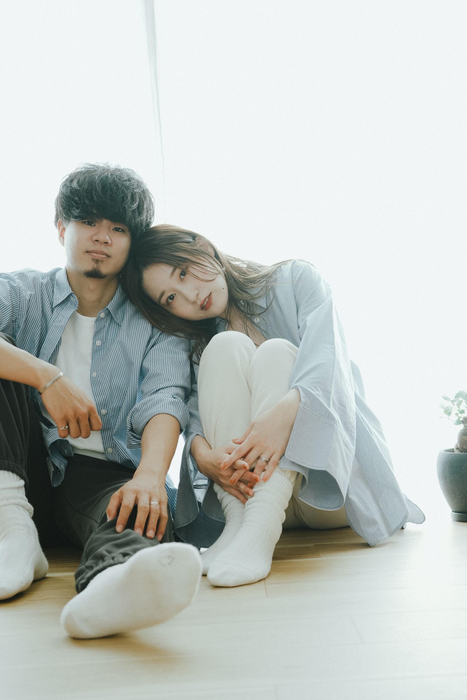 光あふれる窓辺で寄り添うご夫婦のやさしい記念写真