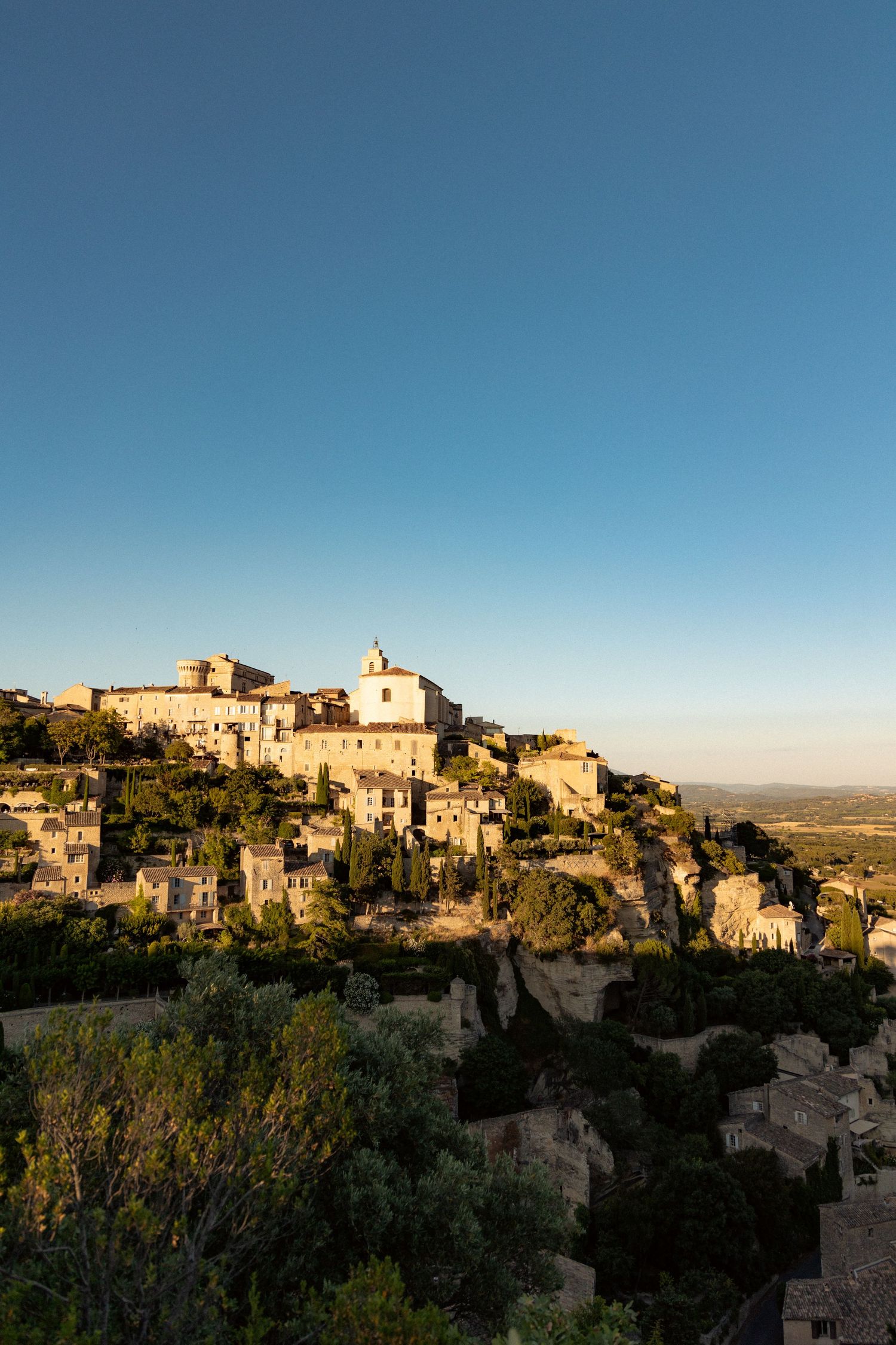 Panoramiczny widok na miasteczko na wzgórzu o zachodzie, fotografia krajobrazowa. francja; gordes; Prowansja