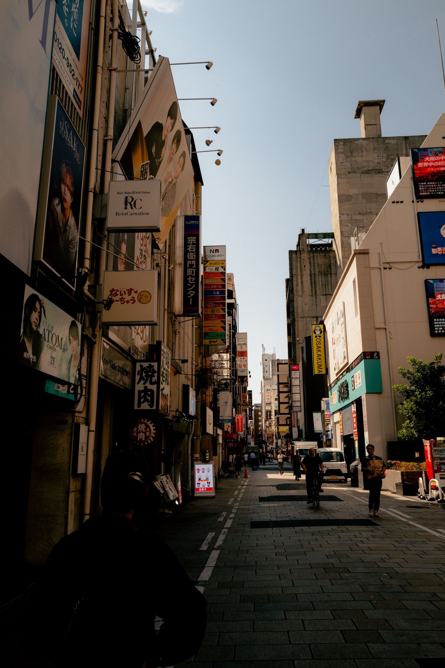 Wąska uliczka w mieście, światło i perspektywa, fotografia street; Osaka; Kyoto