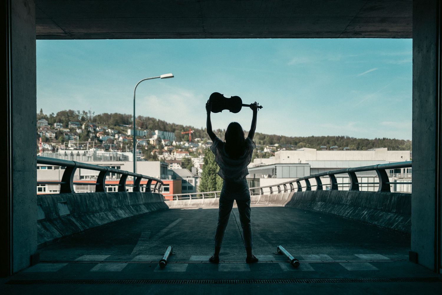 Wąski kanał i zabudowa miejska, fotografia uliczna, klimat podróży; Zurich; ZHDK;