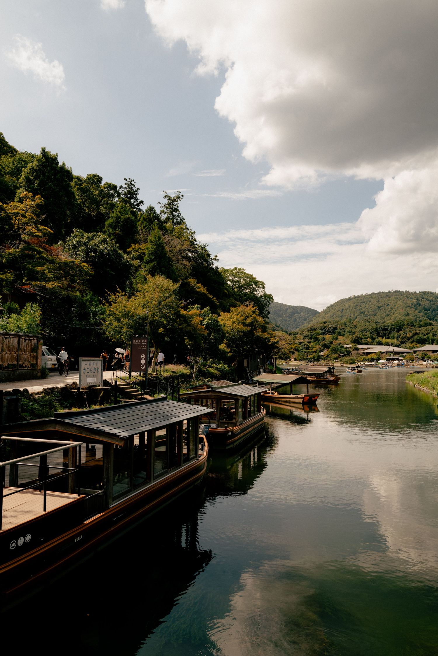 Rzeka i zabudowa nad wodą, spokojny kadr, fotografia podróżnicza; Japonia; Kyoto