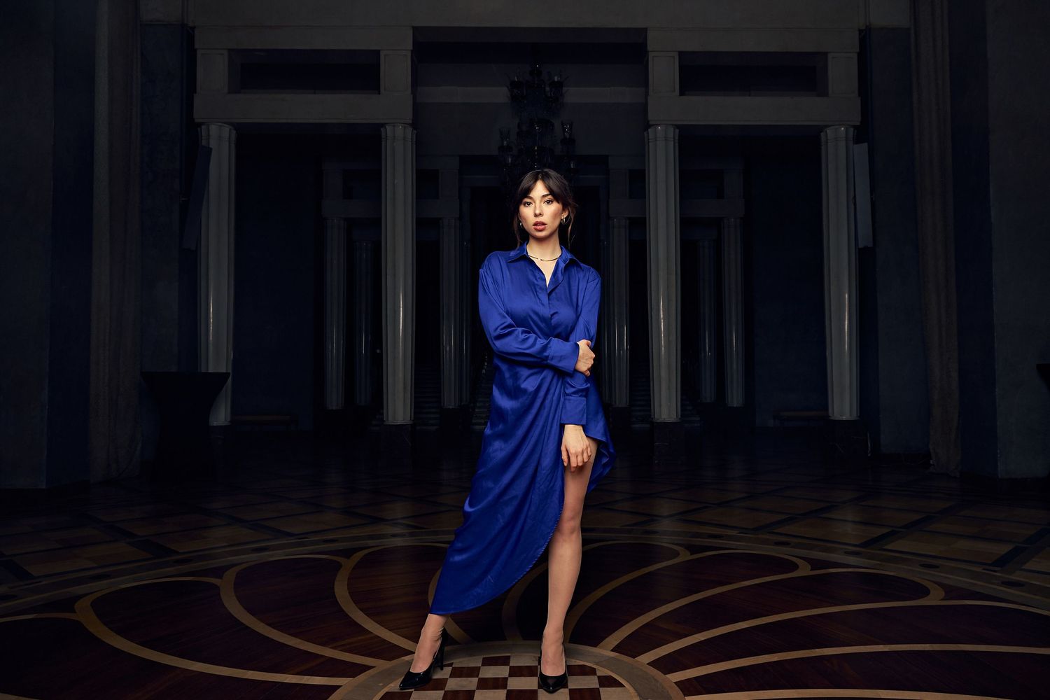 Portret kobiety w niebieskiej sukni w eleganckim wnętrzu, sesja wizerunkowa