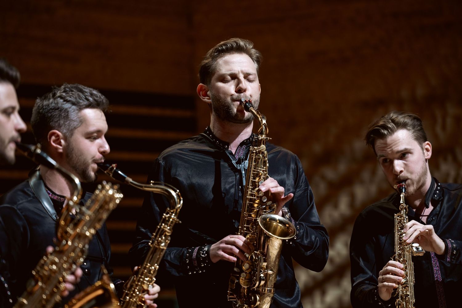 Muzycy z instrumentami dętymi na scenie, reportaż koncertowy, zbliżenie