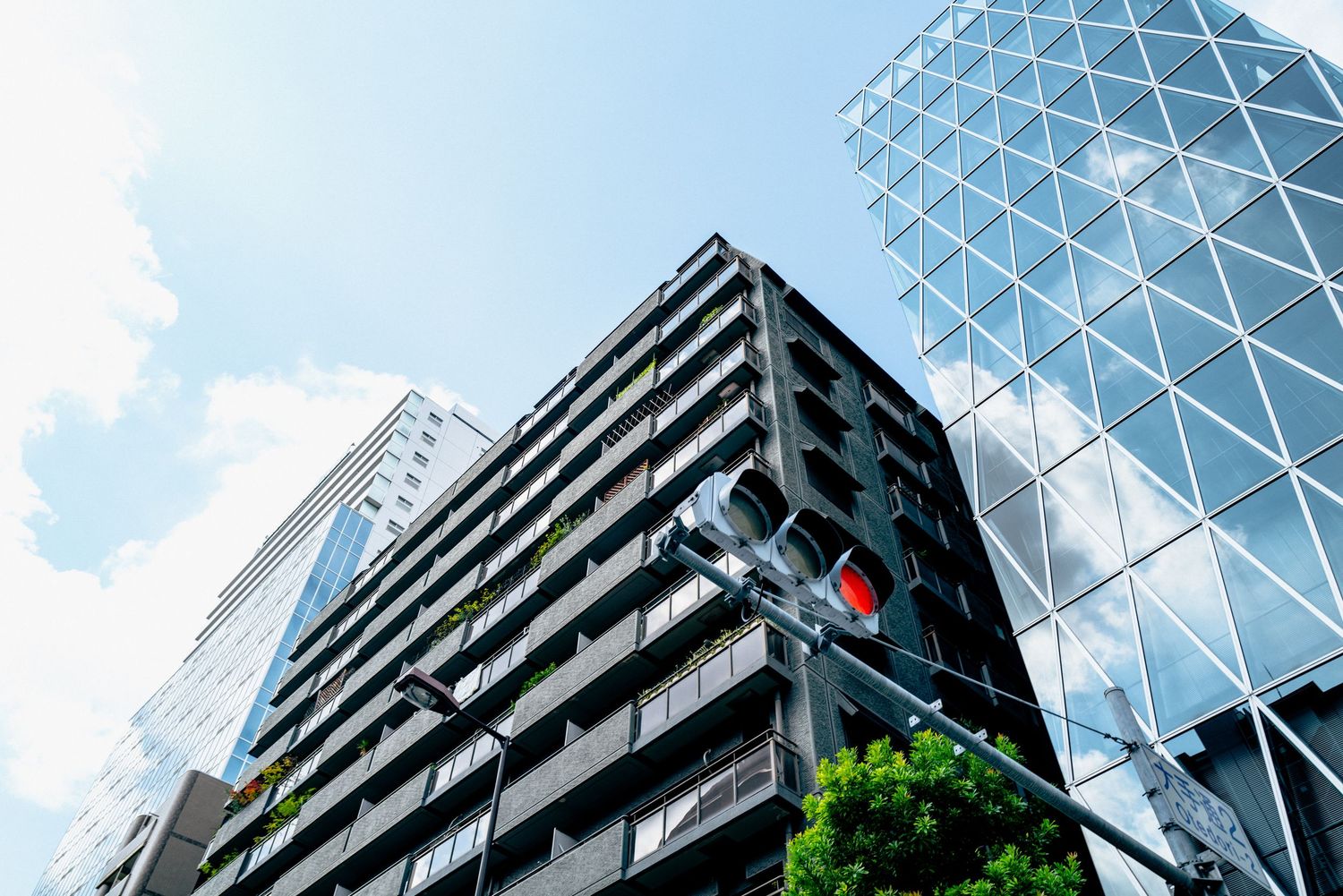 Nowoczesne wieżowce w Osaka, ujęcie z dołu i geometryczna fasada