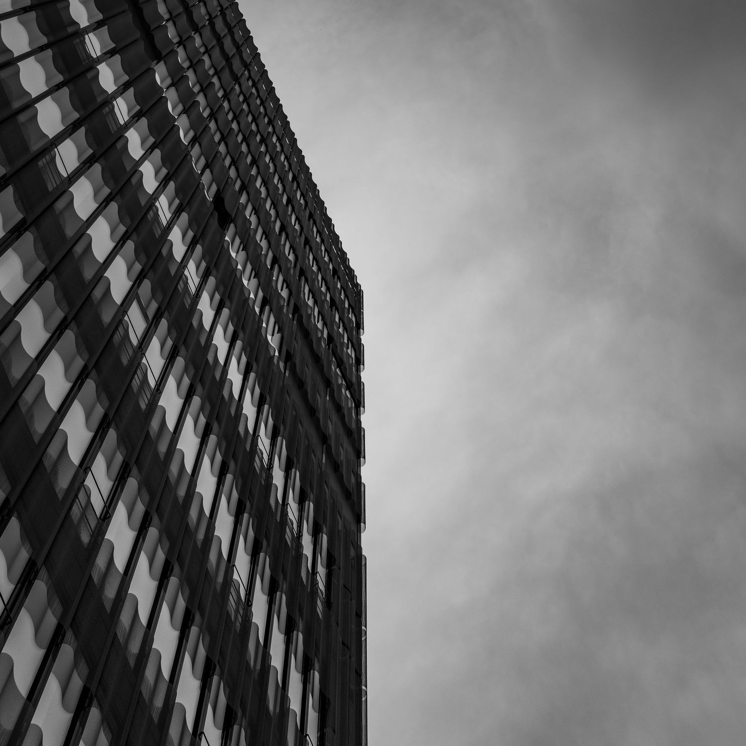 Czarno-białe ujęcie nowoczesnego budynku, fotografia architektury w mieście