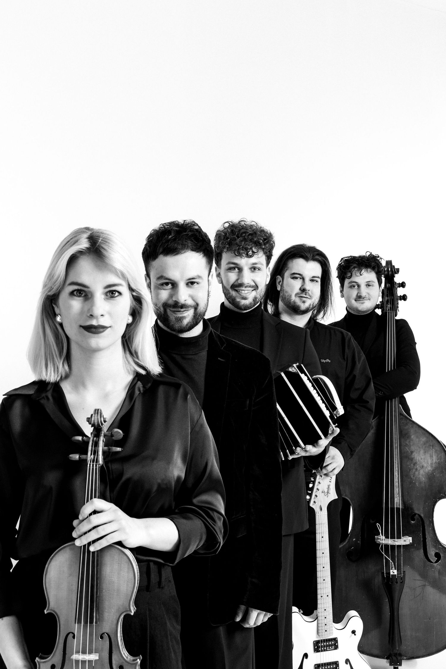 Portret zespołu muzycznego w studio na jasnym tle, zdjęcie promocyjne grupy. czarno białe; tangosa