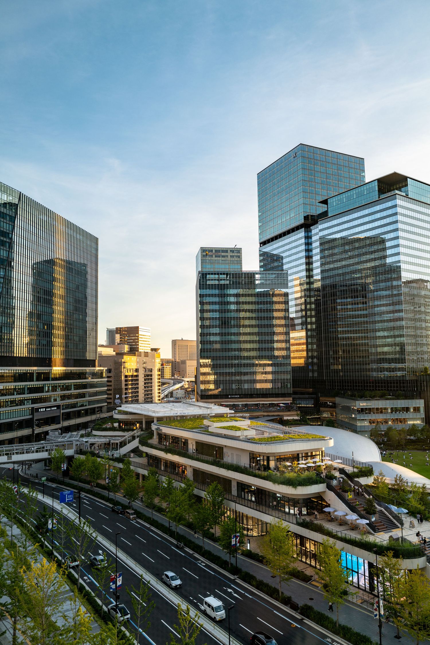 Panorama nowoczesnego miasta z wieżowcami, fotografia miejska, architektura; Osaka; Japonia