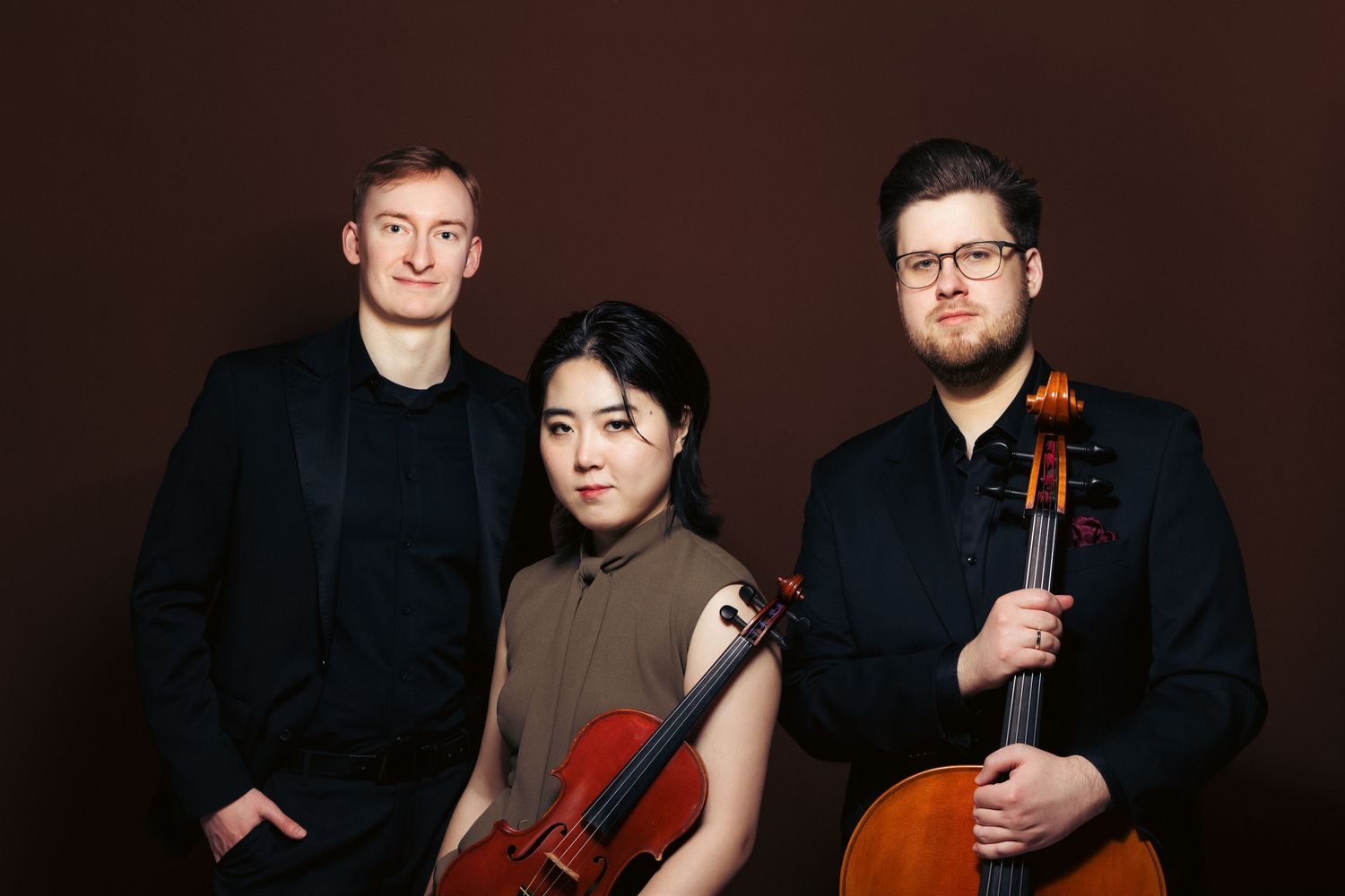 Studyjny portret trio na ciemnym tle, fotografia wizerunkowa muzyków