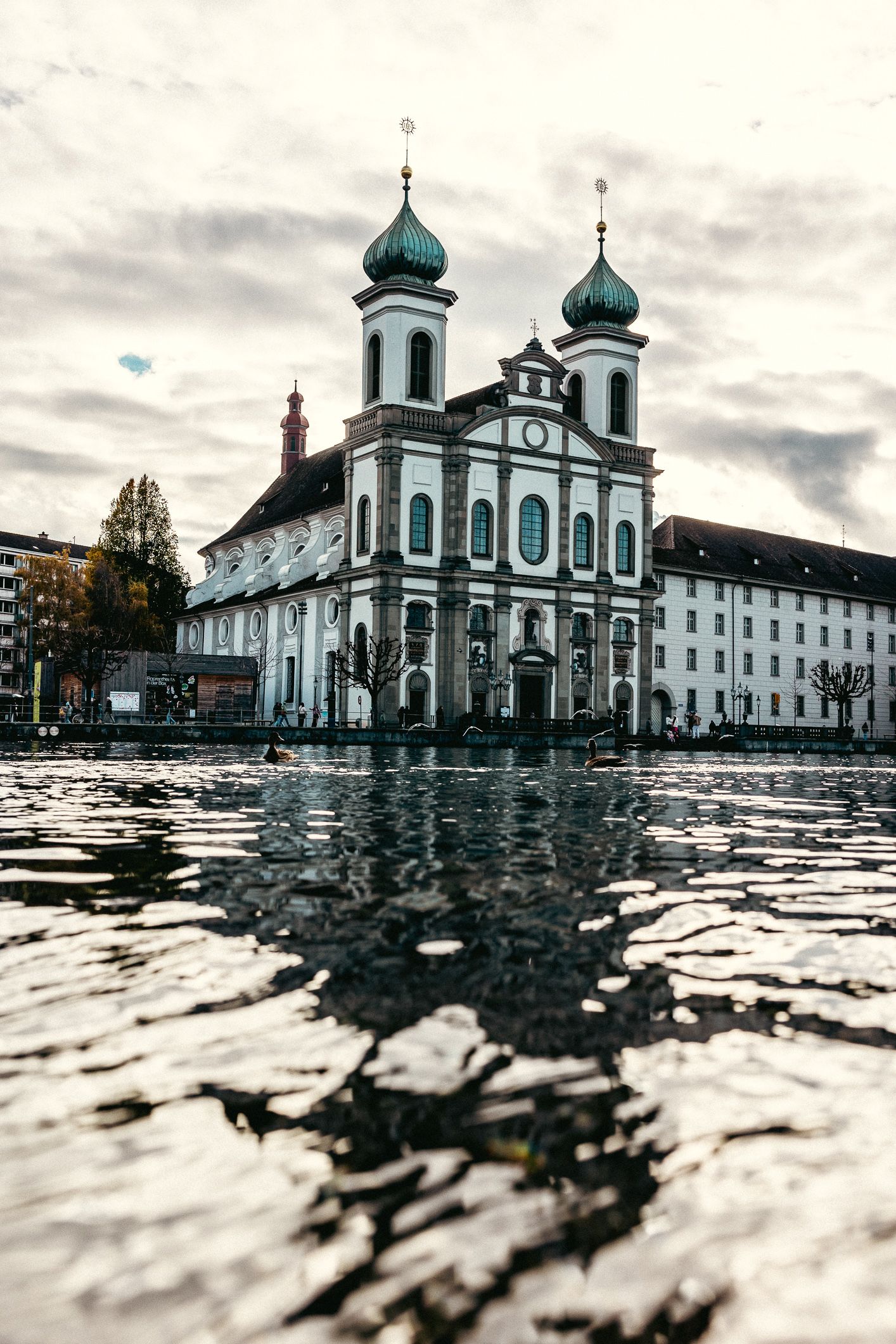 Kościół jezuitów w Lucernie nad rzeką Reuss, ujęcie znad wody z odbiciami