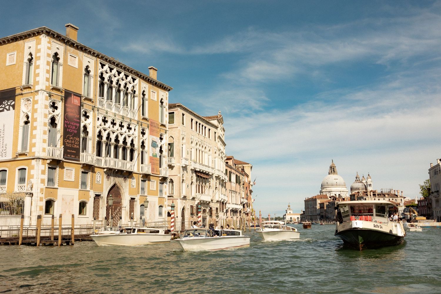 Wenecja, Canal Grande z historycznymi kamienicami i vaporetto na wodzie