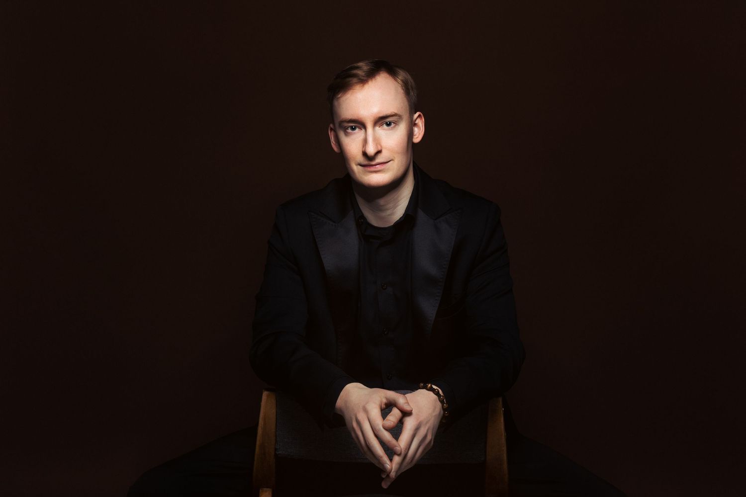 Portret mężczyzny w studio na ciemnym tle, klasyczne zdjęcie wizerunkowe