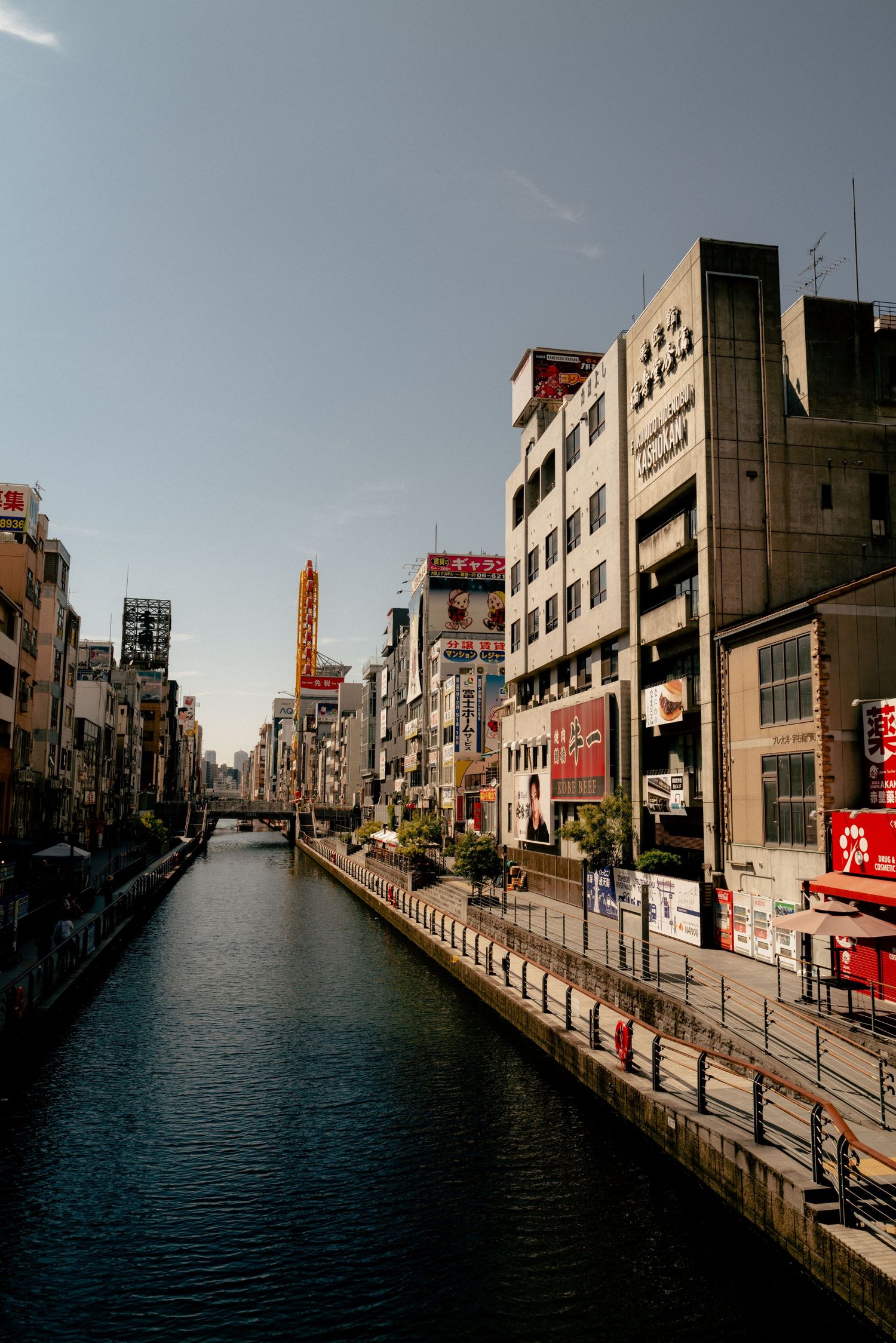 Kanał w mieście i wysoka zabudowa, fotografia architektury, perspektywa; Osaka; Japonia