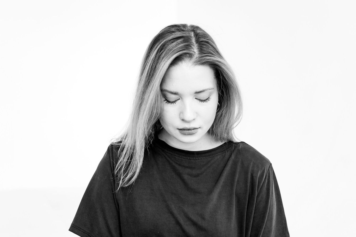 Czarno-biały portret artystki w studio, minimalistyczne ujęcie