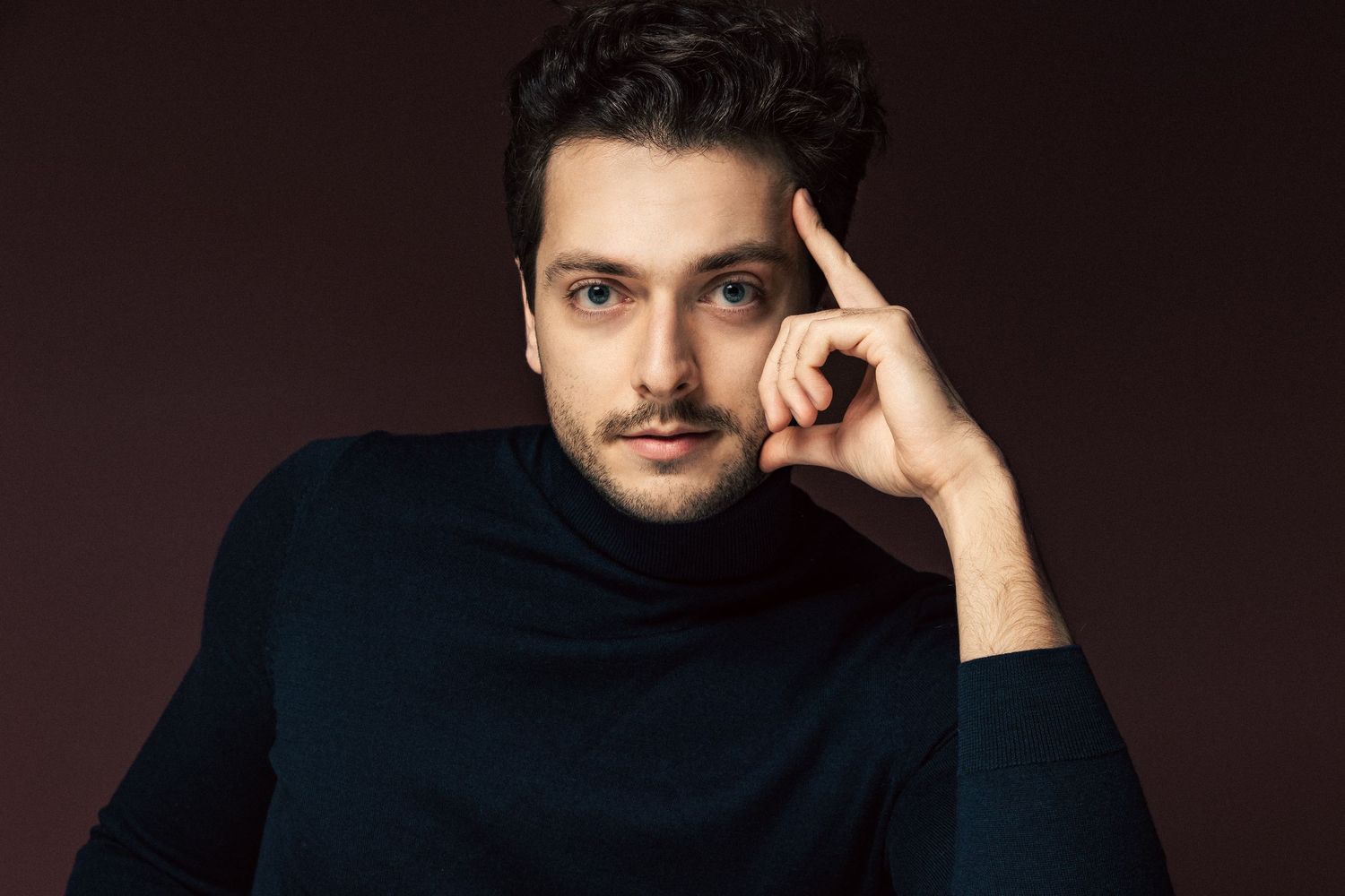 Portret mężczyzny w studio na ciemnym tle, fotografia wizerunkowa artysty
