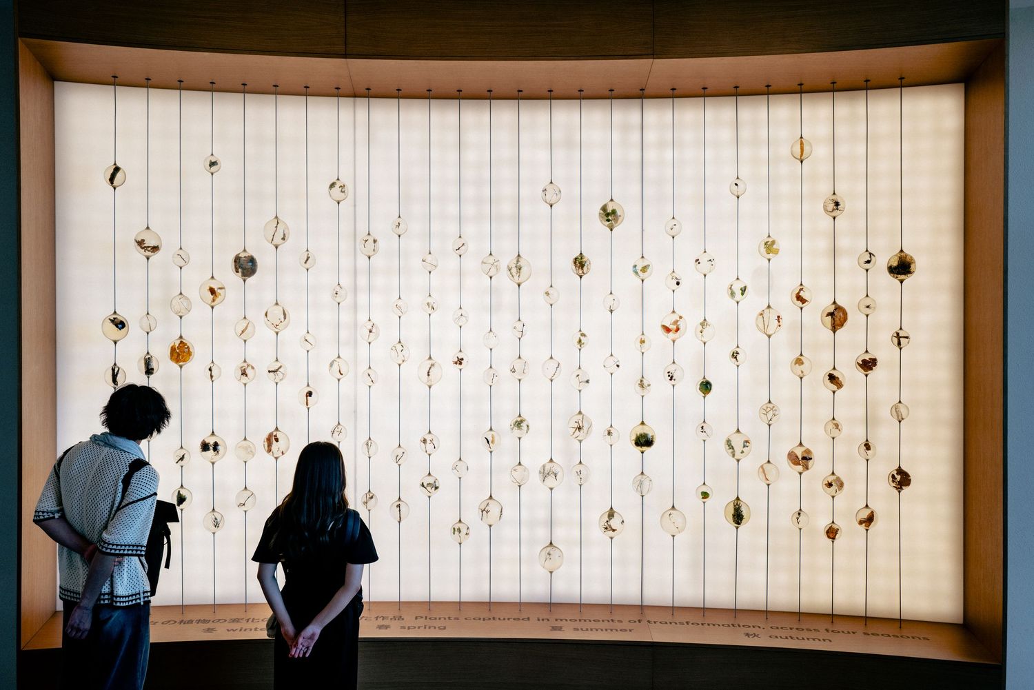 Wnętrze muzeum w Osaka, osoby oglądające jasną instalację na ścianie; Polski pawilon; expo 2025