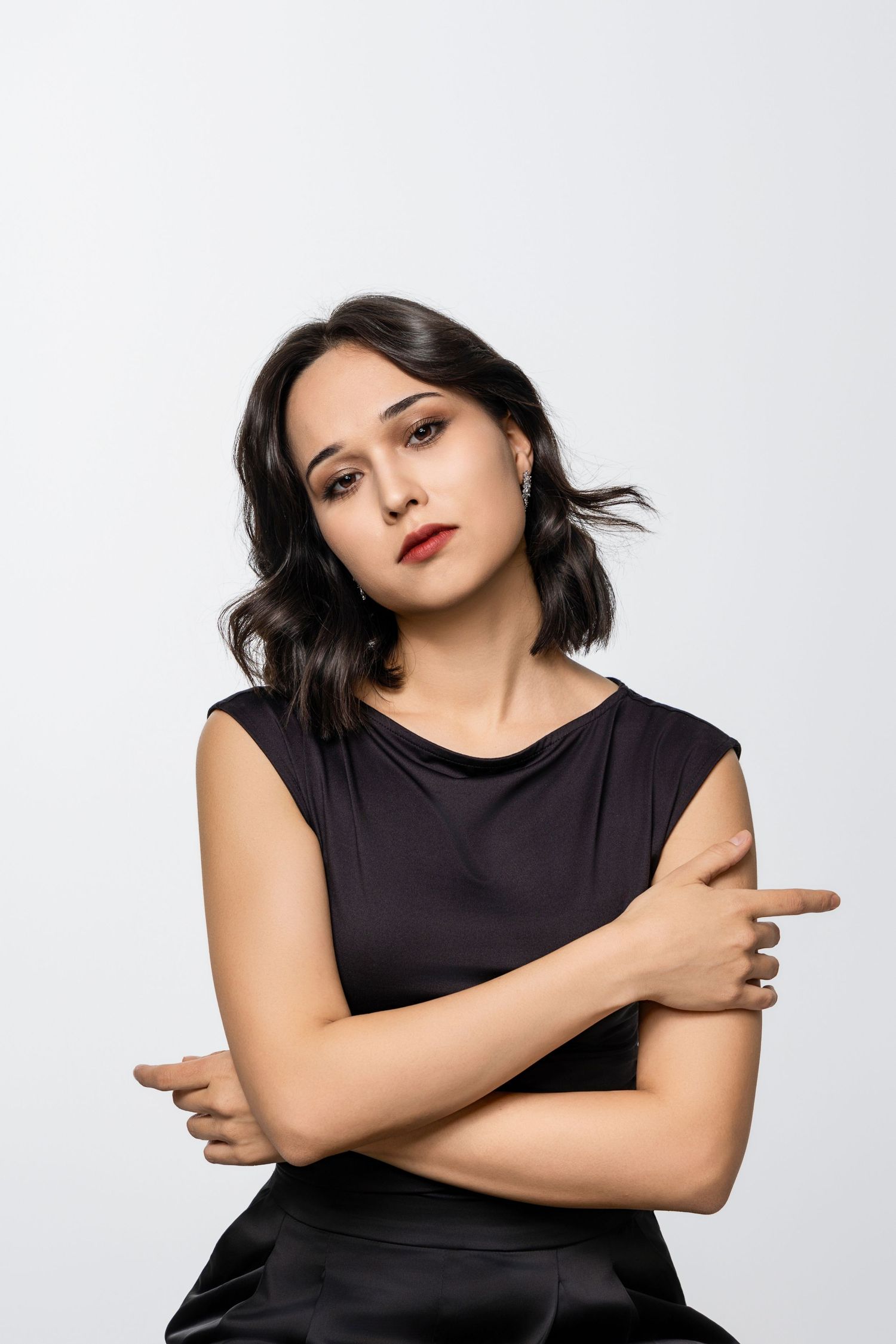 Portret kobiety na jasnym tle, nowoczesne zdjęcie wizerunkowe w studio