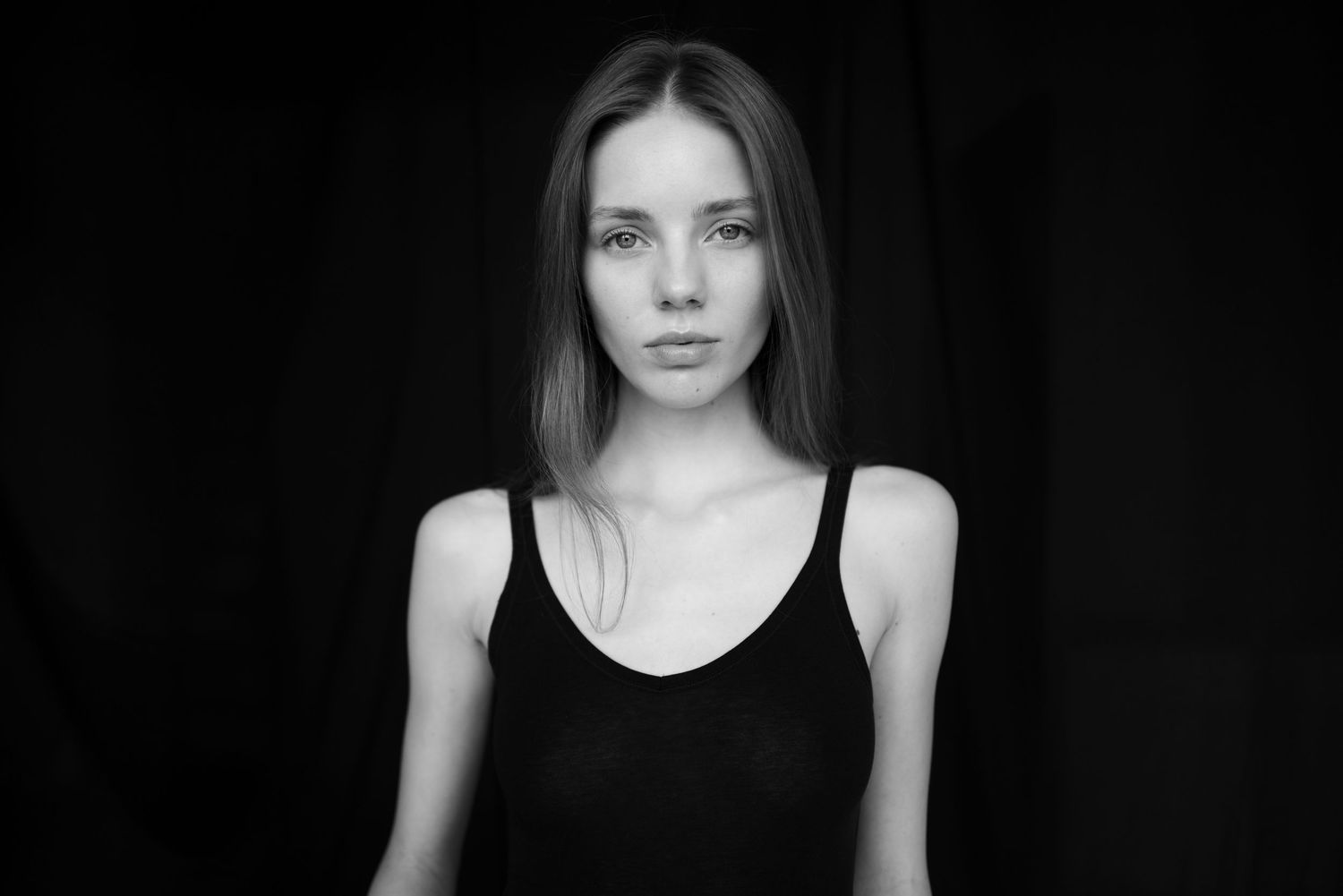 Czarno-biały portret kobiety na czarnym tle, minimalistyczne zdjęcie beauty