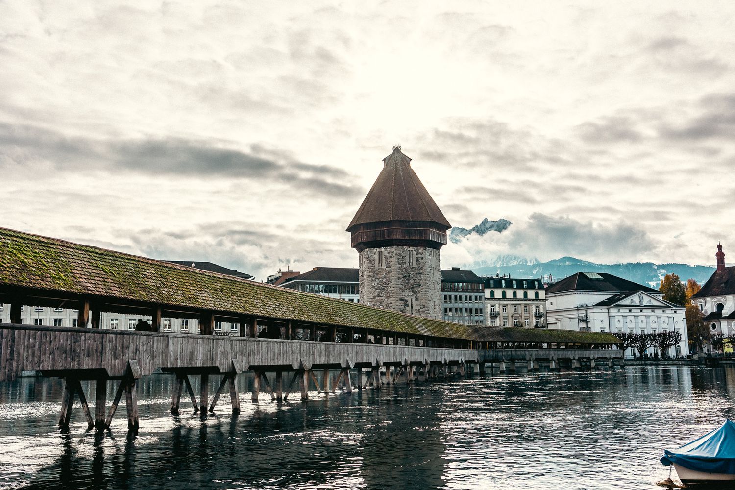 Luzerna, drewniany most Kapellbrücke i wieża Wasserturm nad rzeką Reuss