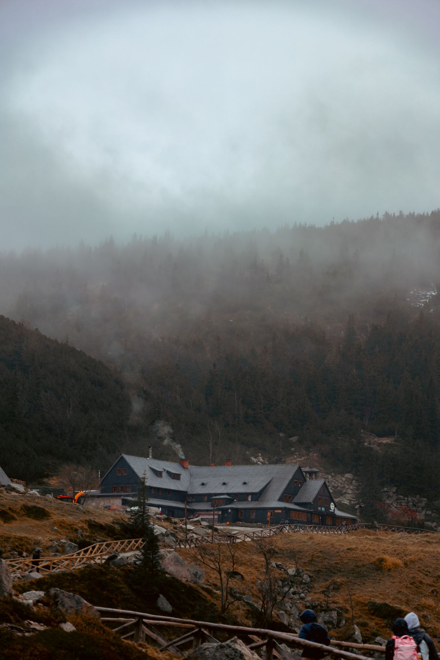 Mglisty krajobraz górski z doliną i zabudowaniami, fotografia podróżnicza. karkonosze;  polskie góry