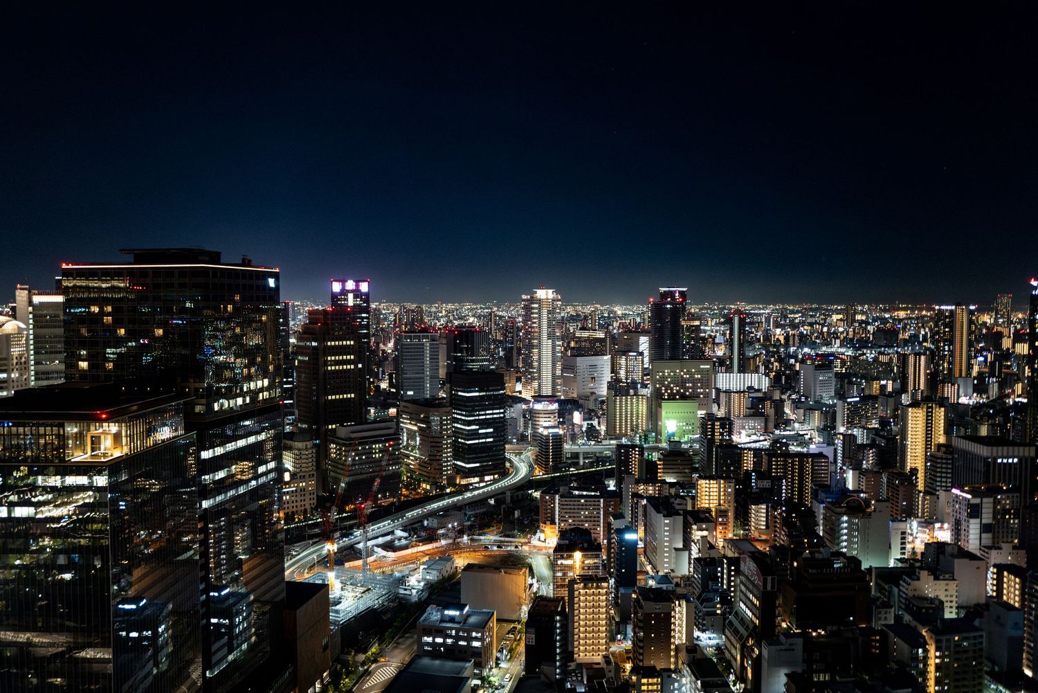 Nocna panorama miasta z wysokiego punktu, światła i skyline, fotografia miejska; Osaka; Japonia