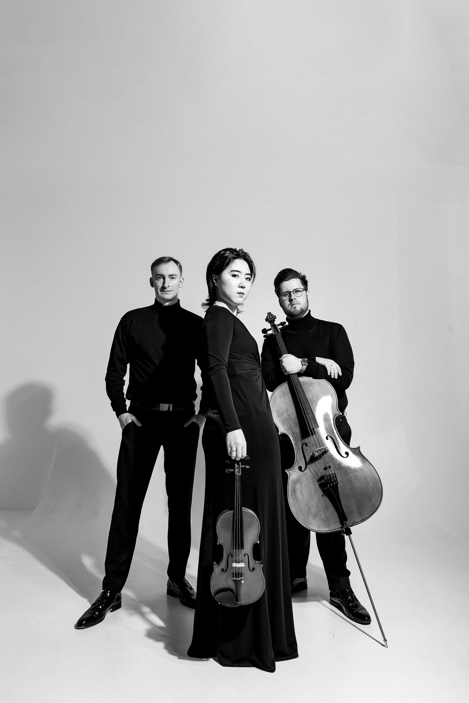 Czarno-białe pełnopostaciowe zdjęcie trio z wiolonczelą, portret promocyjny