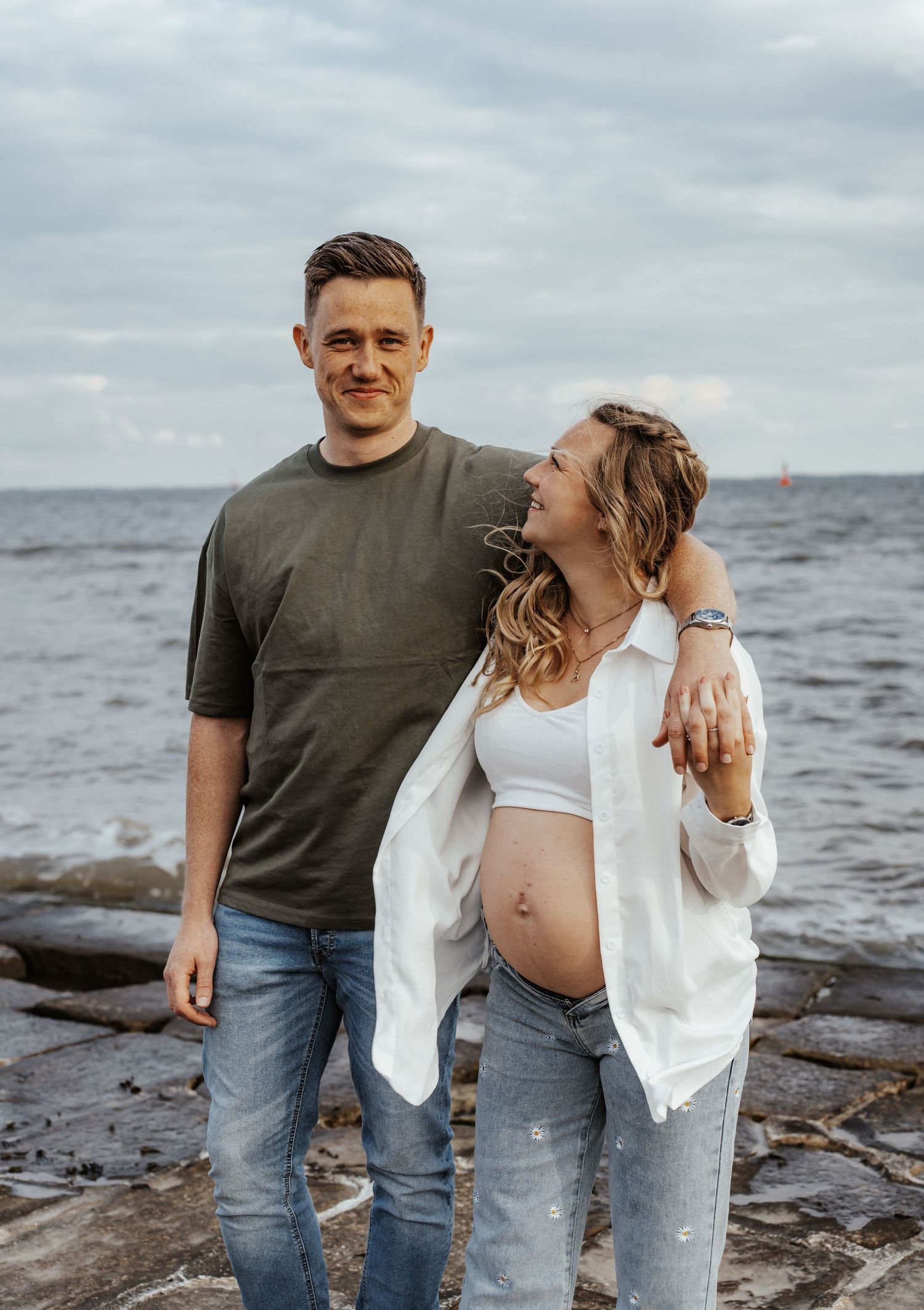 Babybauch mit Partner