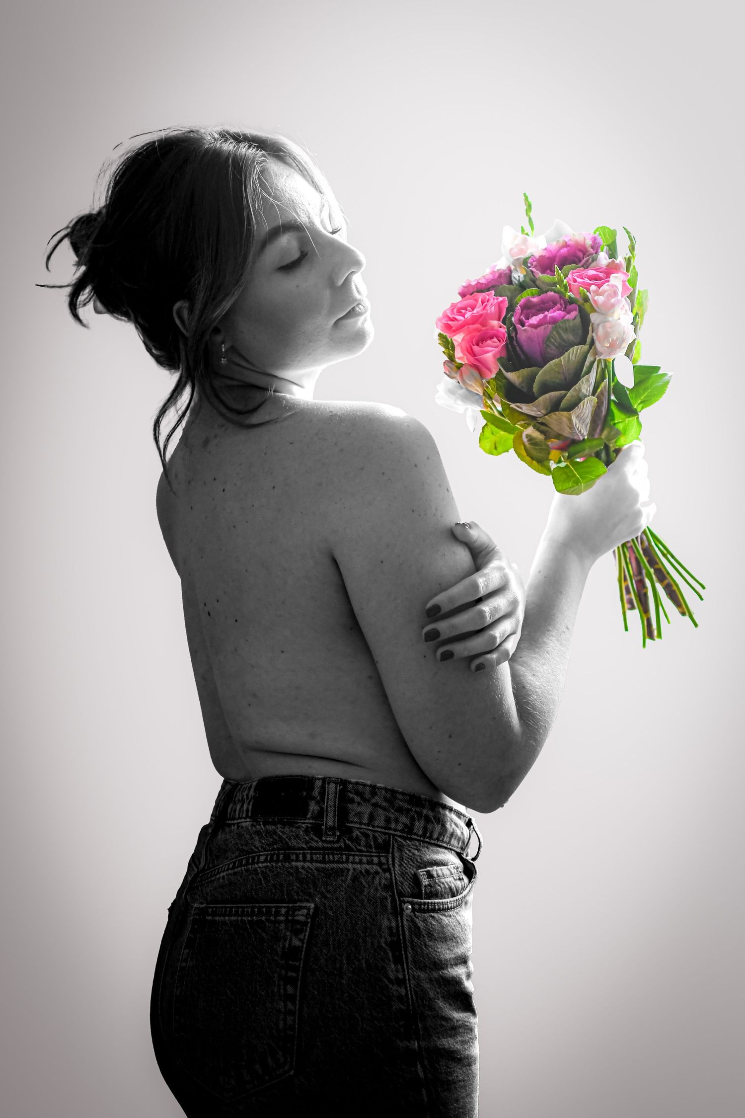 Portrait Wenaewe photographie sarthe  Le Mans photographe lifestyle Femme floue tenant bouquet de roses roses/violettes Soutien Octobre Rose