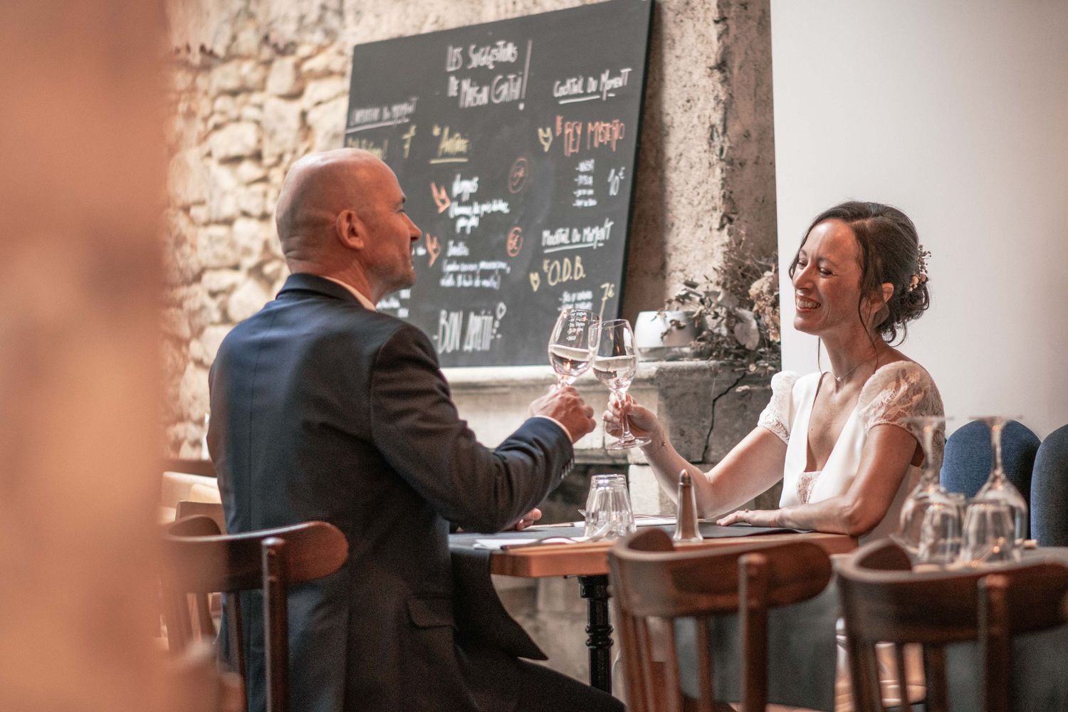 Portrait de mariage par Wenaewe photographie Sarthe Le Mans photographe Couple marié trinquant au restaurant, 1ere rencontre, souvenir, joie