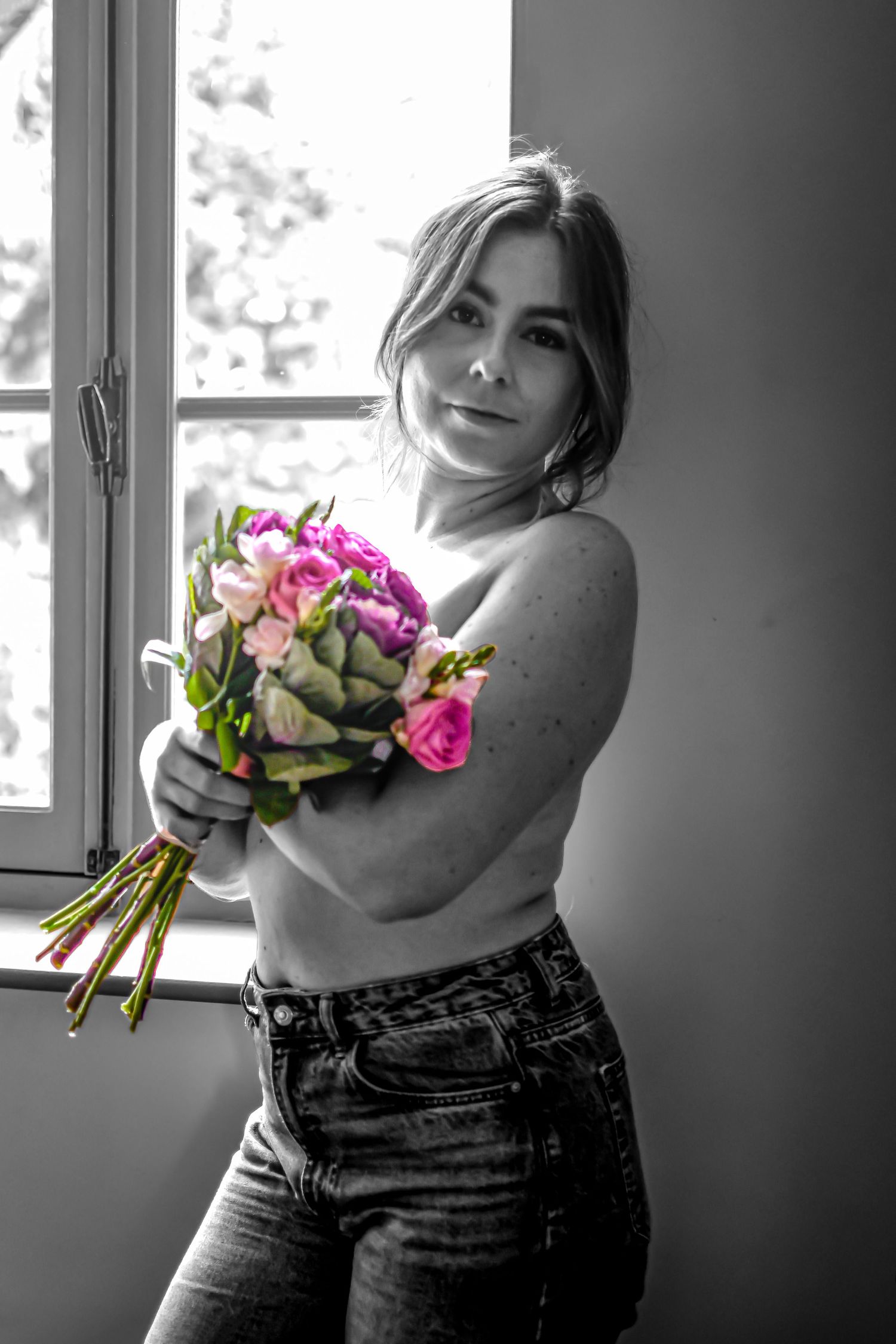 Portrait Wenaewe photographie sarthe  Le Mans photographe lifestyle Femme floue tenant bouquet de roses roses/violettes Soutien Octobre Rose