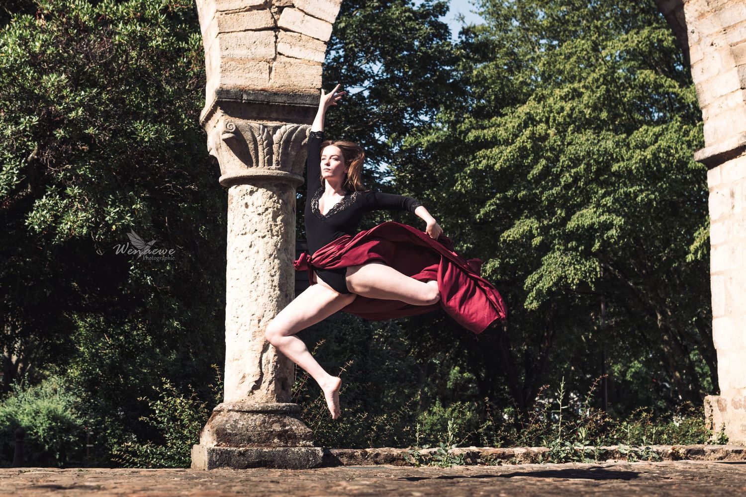 Portrait Wenaewe photographie sarthe Le Mans photographe Danseuse contemporaine, esplanade performance extérieure Le Mans femme tissu rouge