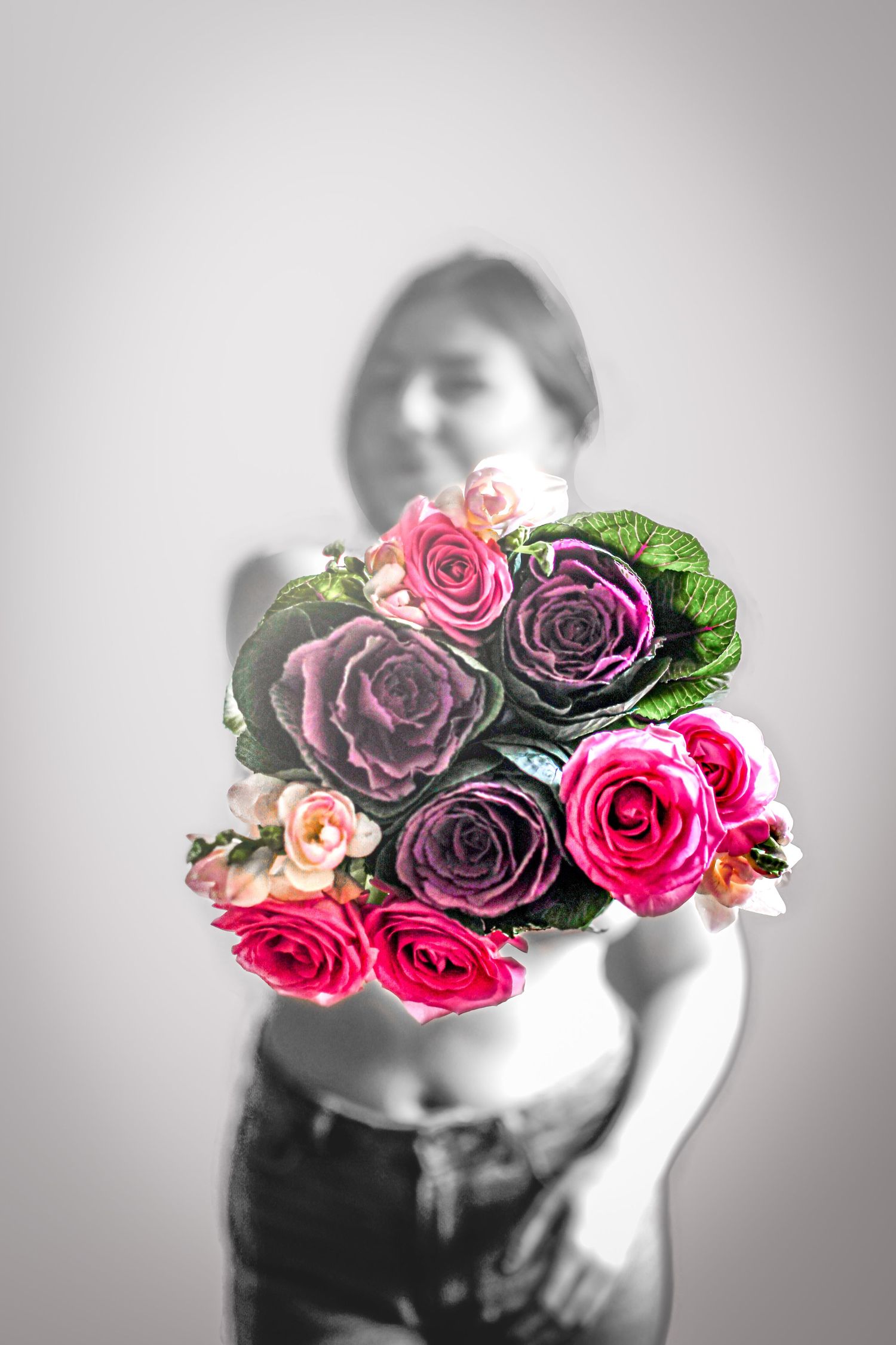 Portrait Wenaewe photographie sarthe  Le Mans photographe lifestyle Femme floue tenant bouquet de roses roses/violettes Soutien Octobre Rose