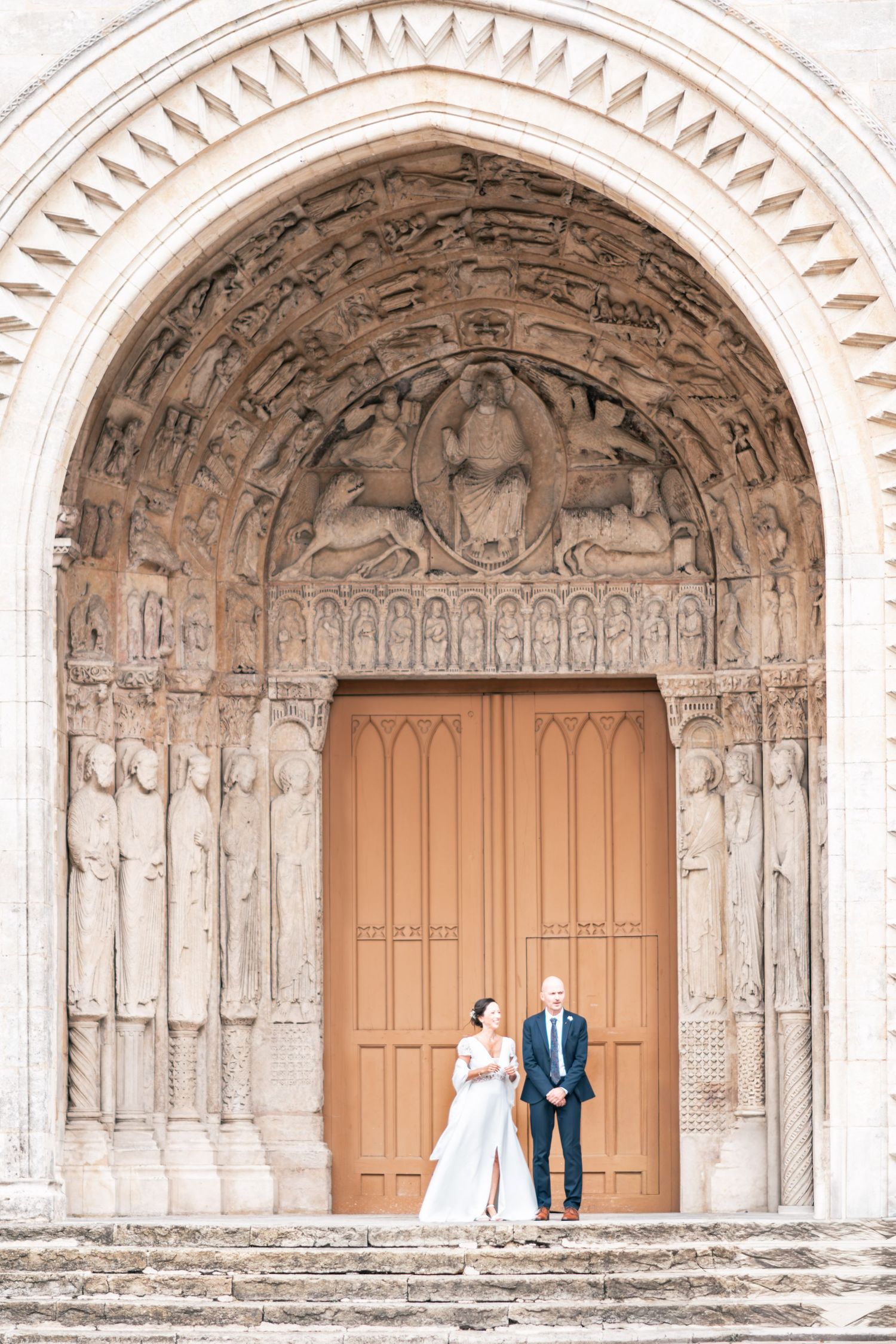 Portrait Wenaewe photographie Sarthe Le Mans photographe Couple marié devant la cathédrale de St Julien Mariage heureux symbolique rencontre