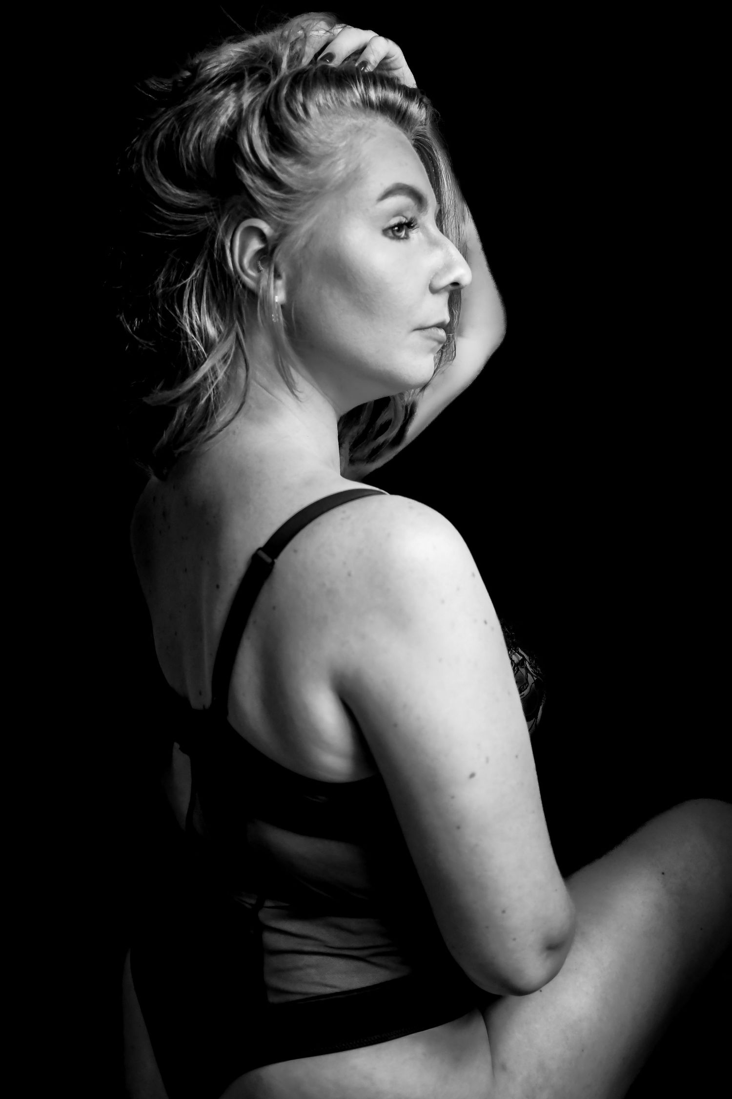 Portrait Wenaewe photographie sarthe Le Mans photographe boudoir artistique mise en valeur des courbes femme noir et blanc, lingerie, studio