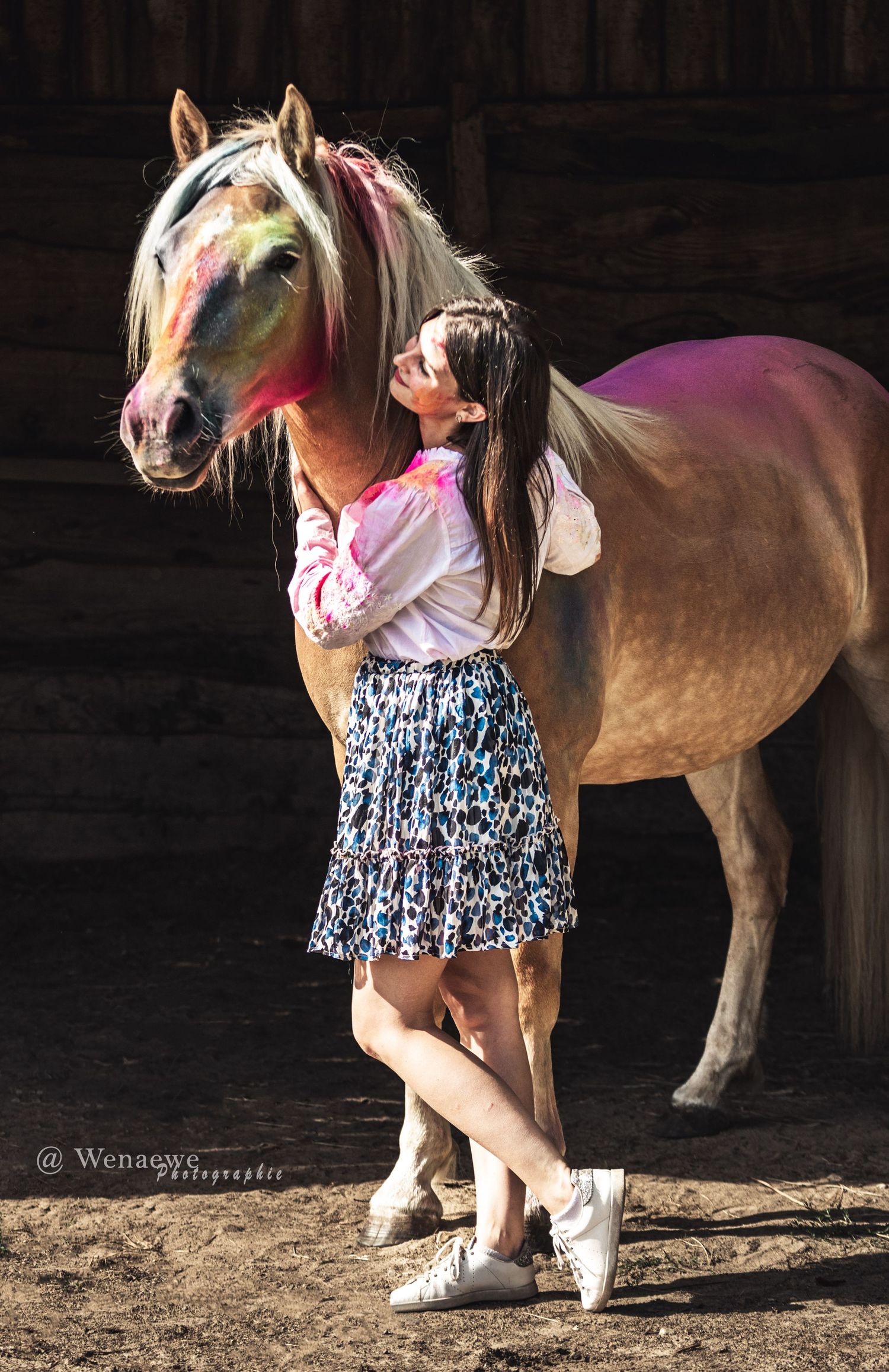 Portrait femme et cheval Wenaewe photographie sarthe photographe animalier Photo en mouvement avec poudre holi powder couleur dans un champs
