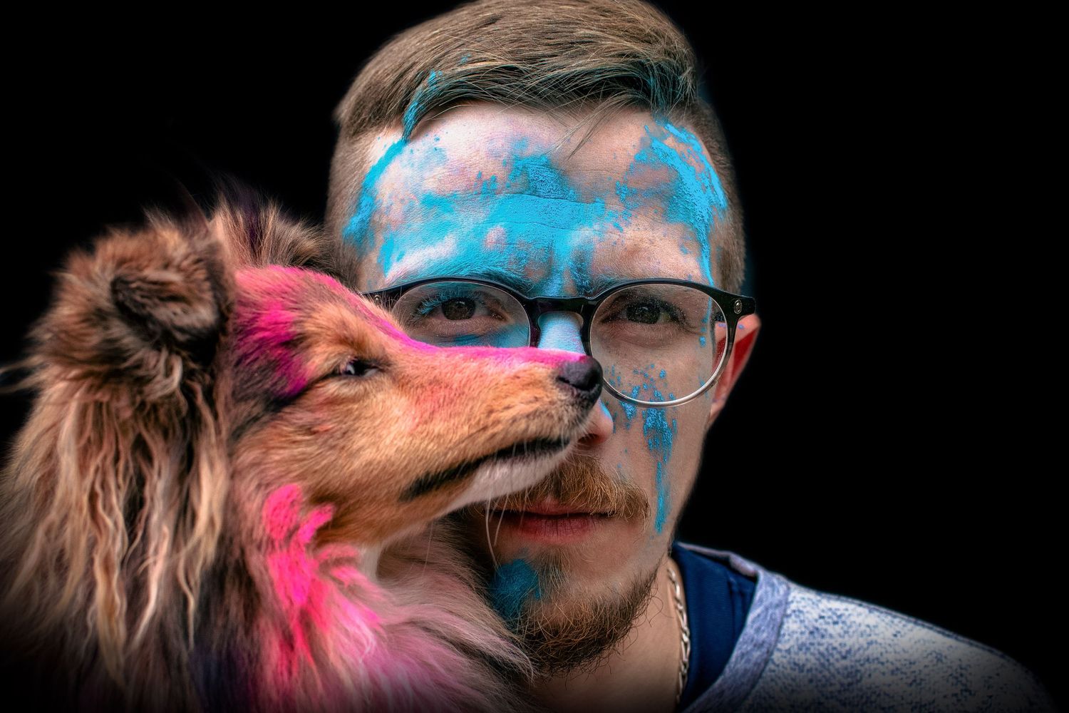 Portrait femme et chien Wenaewe photographie sarthe photographe animalier Photo pose poudre holi powder en couleur en fond noir famille