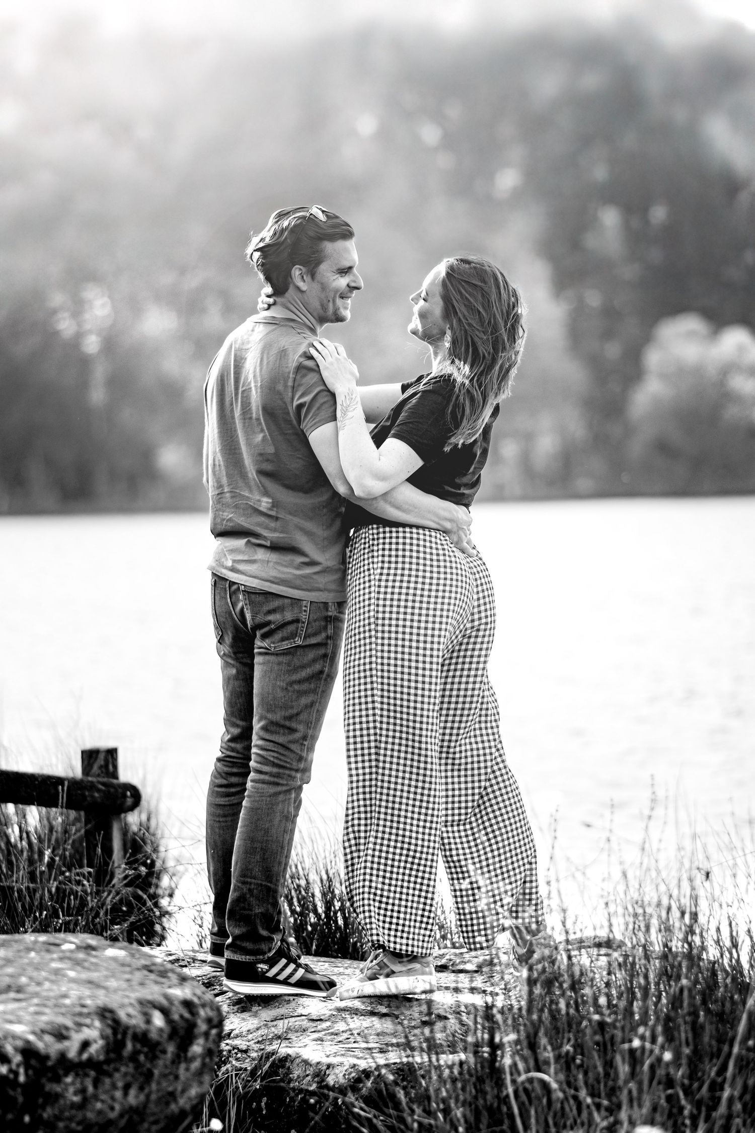 Portrait Wenaewe photographie sarthe Le Mans photographe lifestyle Couple, femme, homme, couple séance photo en extérieur bord d'un lac
