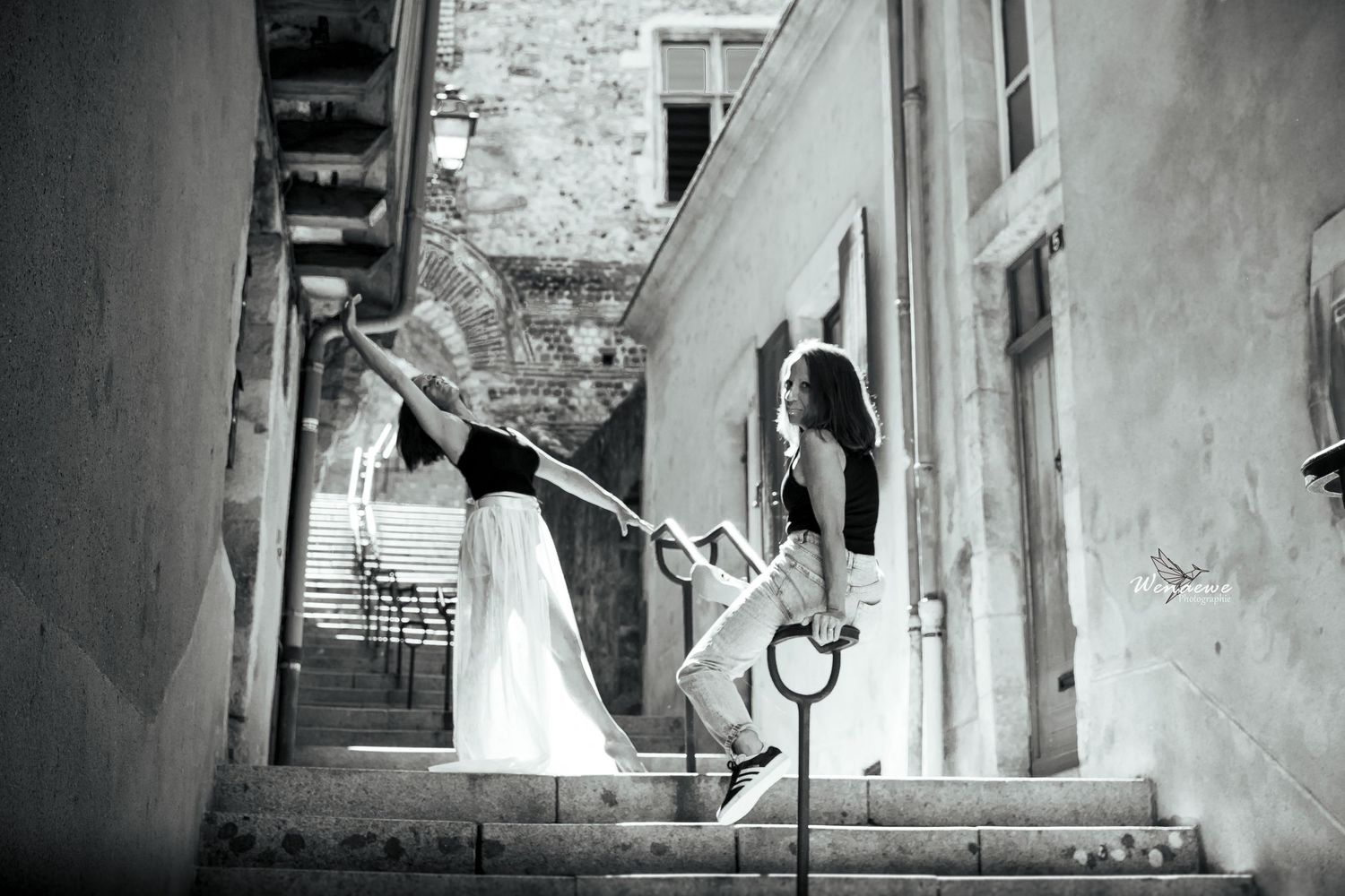 Portrait Wenaewe photographie sarthe Le Mans photographe deux Danseuses contemporaine, escalier en pierre performance extérieure Le Mans