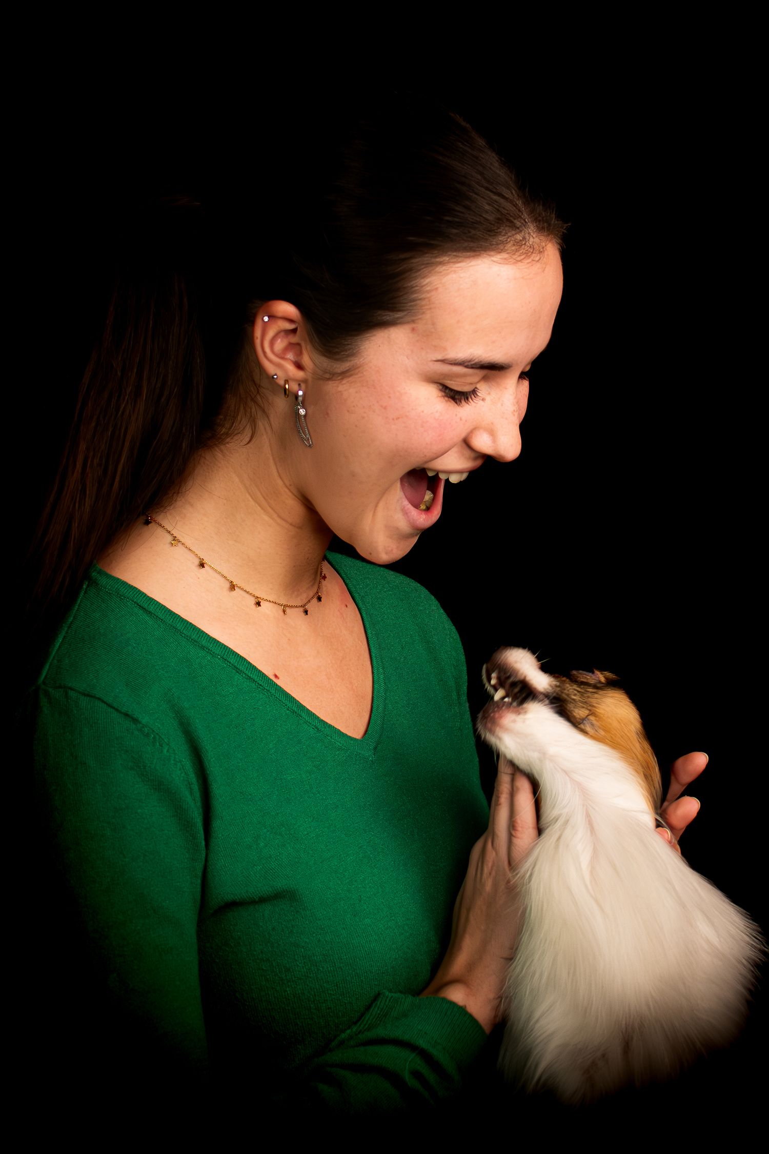 Portrait Wenaewe photographe Sarthe Le Mans Champagné Mulsanne photographe chien chevaux chat chiot studio fond noir papillon complicité