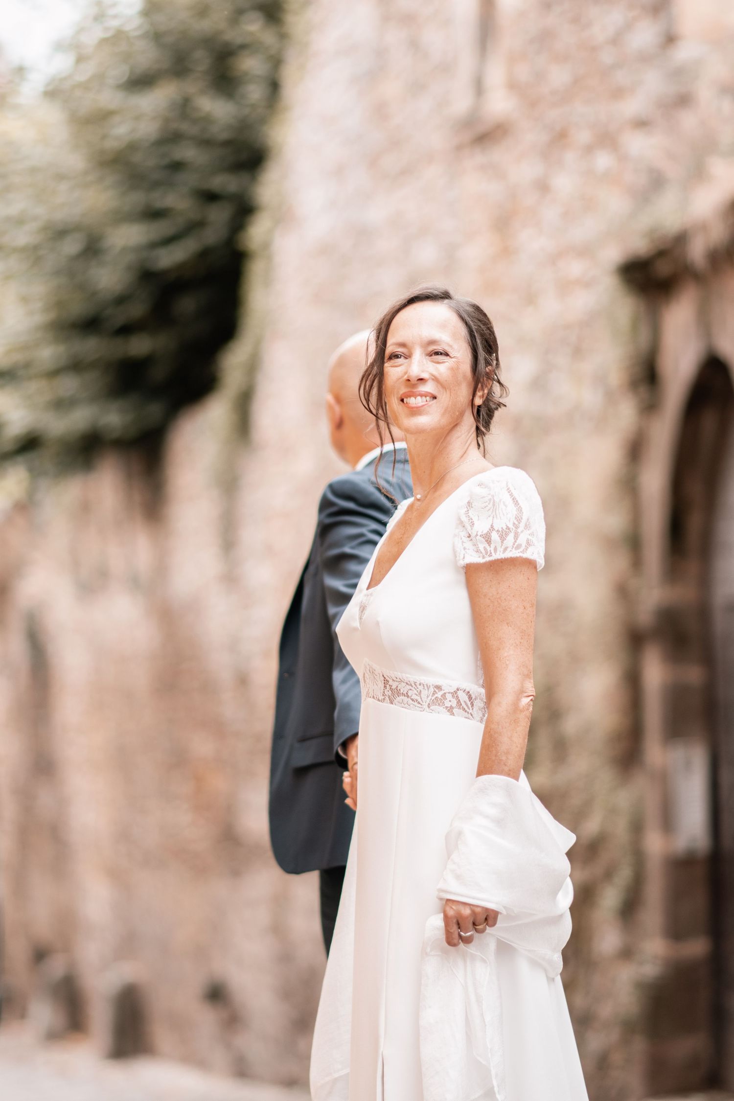 Portrait de mariage Wenaewe photographie Sarthe Le Mans photographe, Mariée souriante, robe blanche dentelle regard heureux plein de bonheur