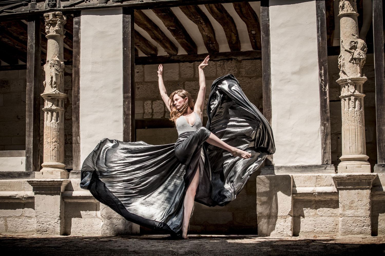 Portrait Wenaewe photographie sarthe Le Mans photographe animalier Danseuse contemporaine, performance extérieure, force avec tissu volant