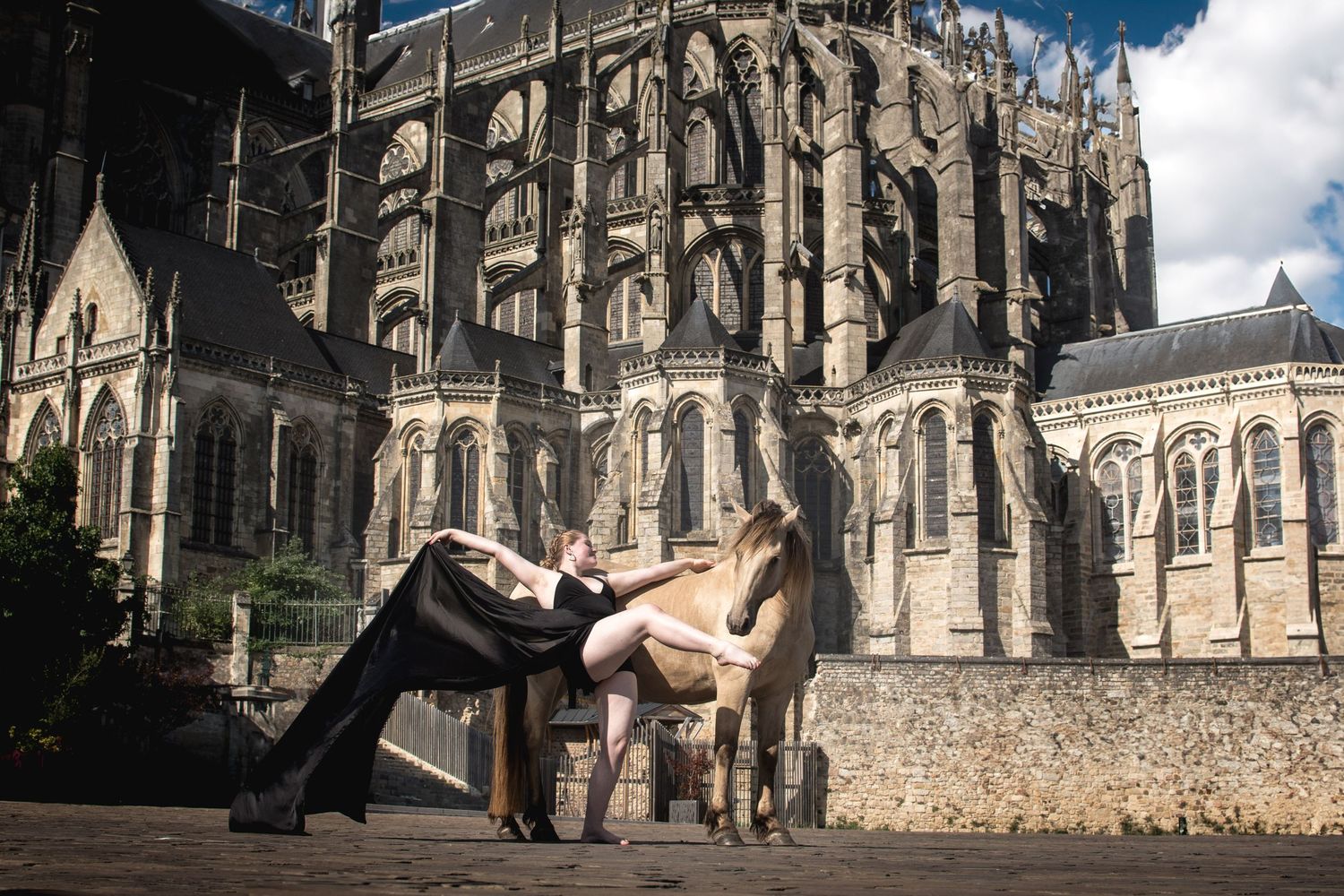 Photo portrait femme robe noire et cheval. Wenaewe photographie sarthe photographe animalier. Séance artistique devant la Cathédrale du Mans