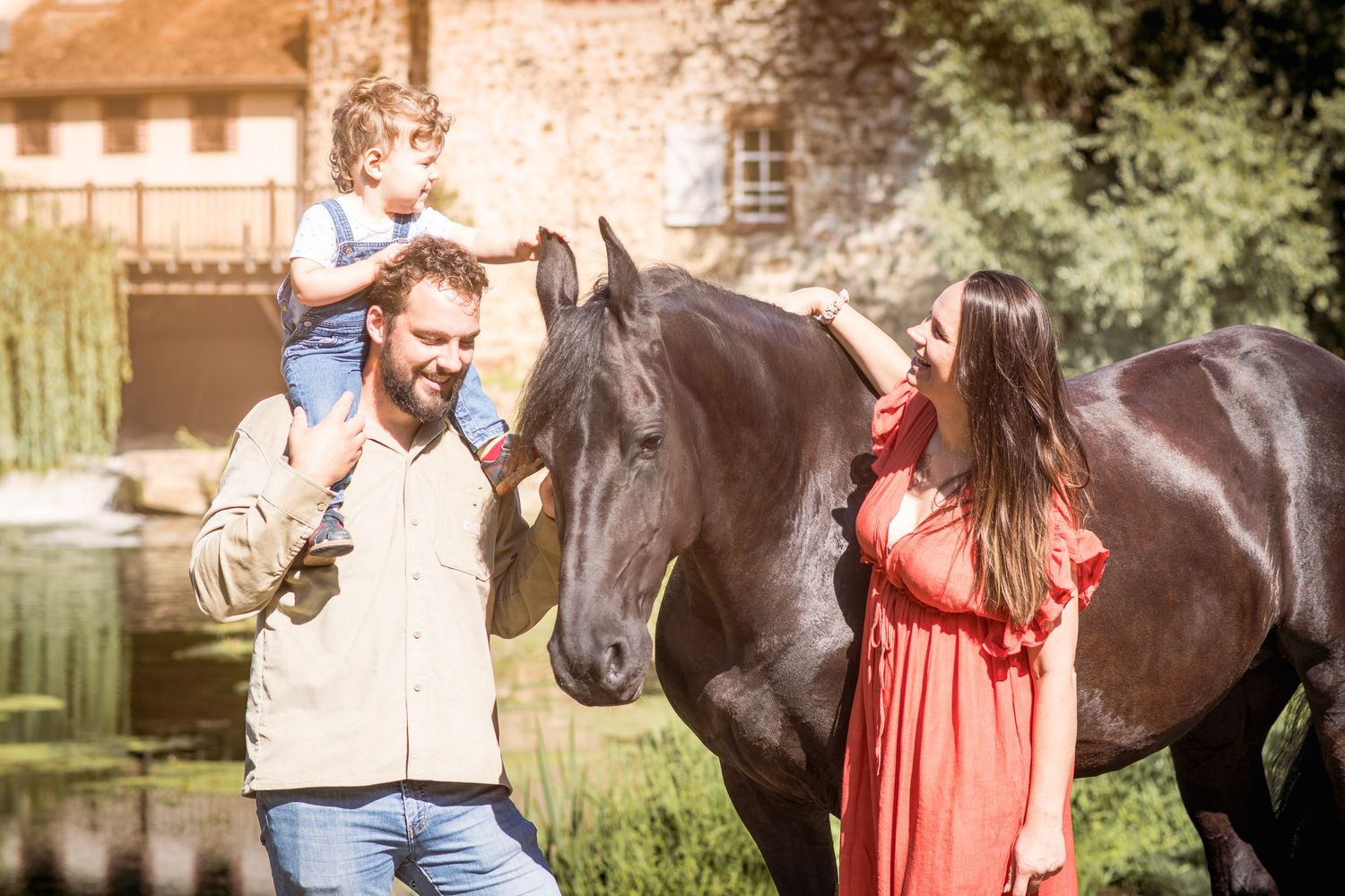 Photo portrait famille cheval noir. Wenaewe photographie sarthe photographe animalier. Enfant sur les épaules, couple et équidé, Neuville