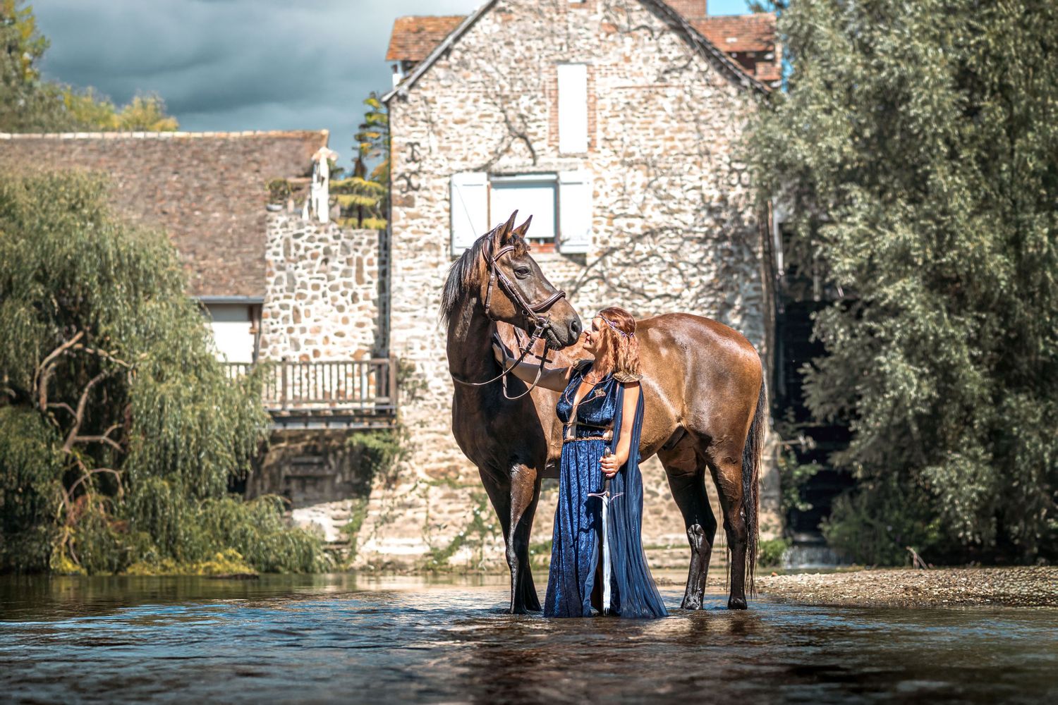 Photo portrait femme robe et cheval Wenaewe photographie photographe animalier artistique l'eau devant riviere moulin Neuville sur Sarthe.