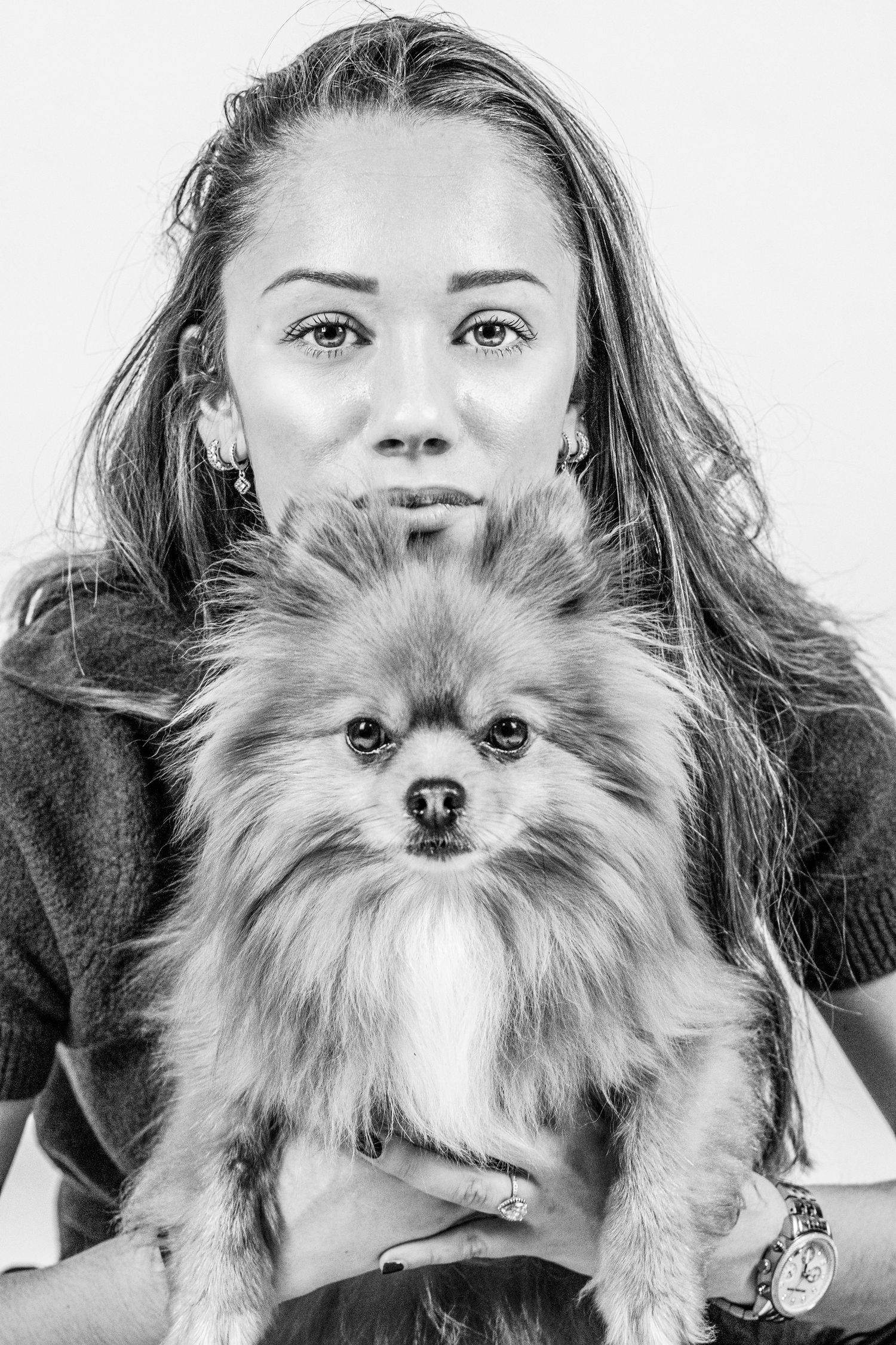 Portrait Wenaewe photographe Sarthe Le Mans Champagné Mulsanne photographe chien chevaux chat chiot studio fond noir spitz complicité regard