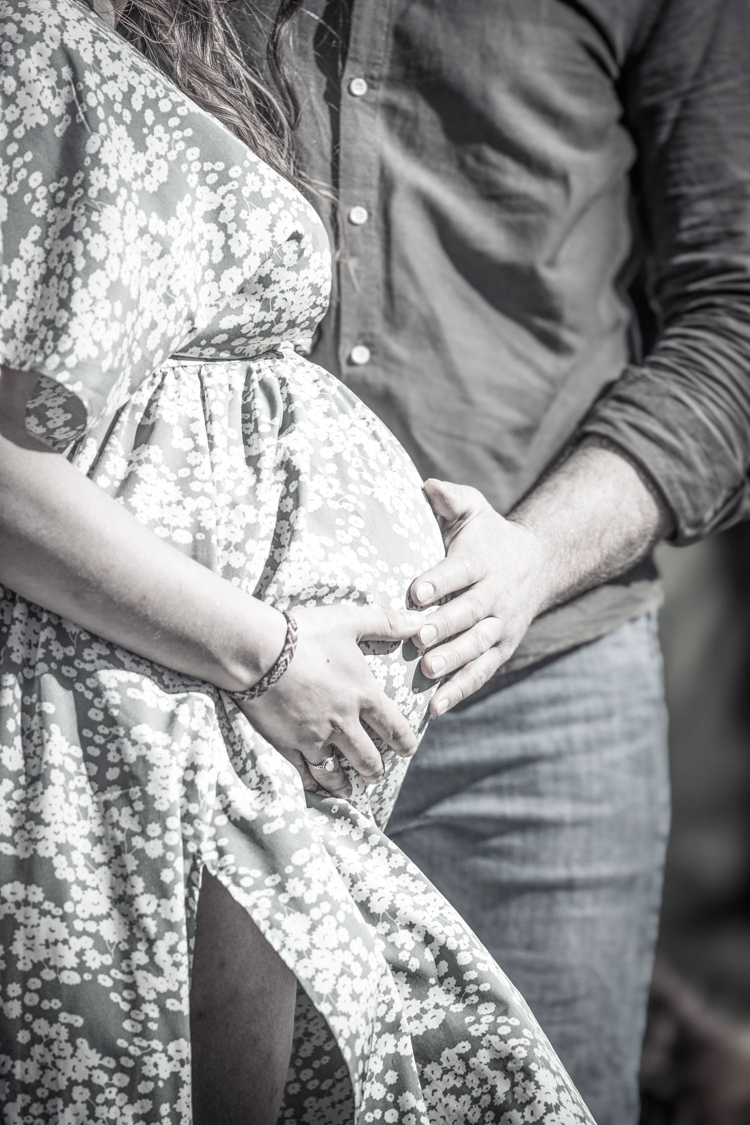 Portrait Wenaewe photographie sarthe Le Mans photographe Couple, femme enceinte, main sur le ventre, douceur, séance photo grossesse