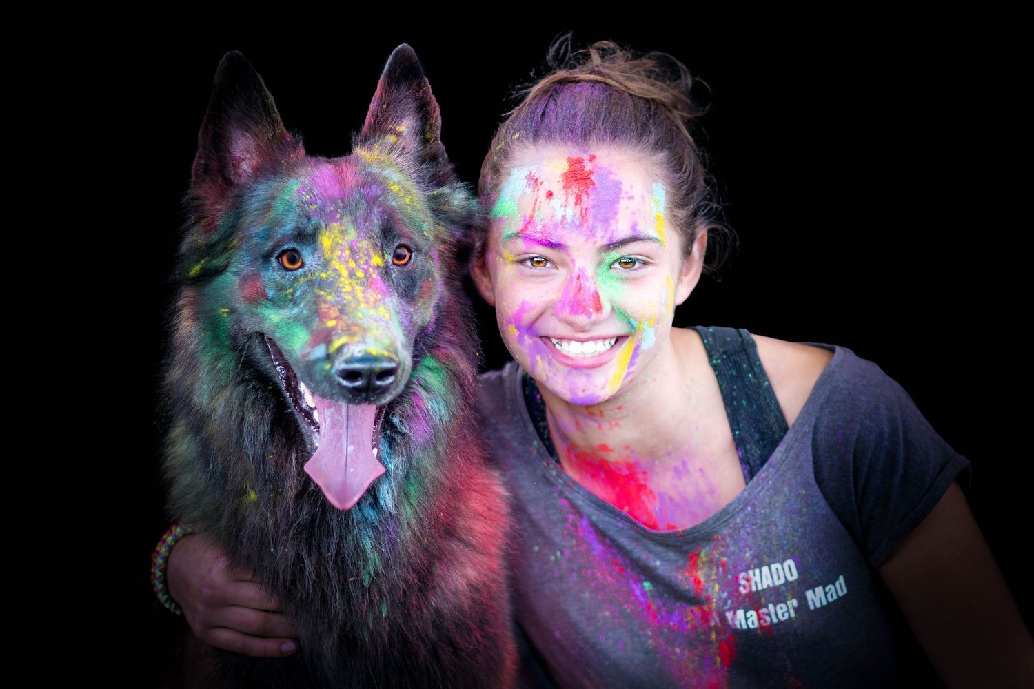 Portrait Wenaewe photographie sarthe Le Mans photographe animalier Femme souriante et Berger tervuren poudre powder de couleur Holi, joyeux.