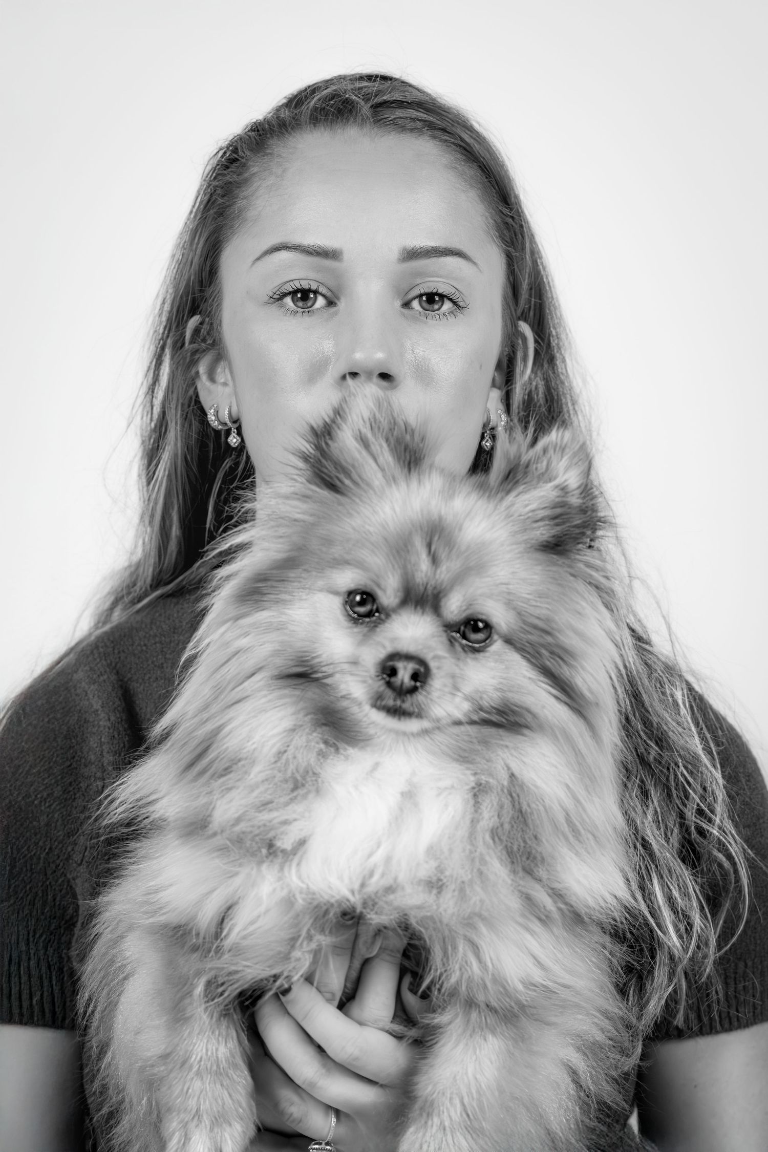 Portrait Wenaewe photographe Sarthe Le Mans Champagné Mulsanne photographe chien chevaux chat chiot studio fond noir spitz complicité regard