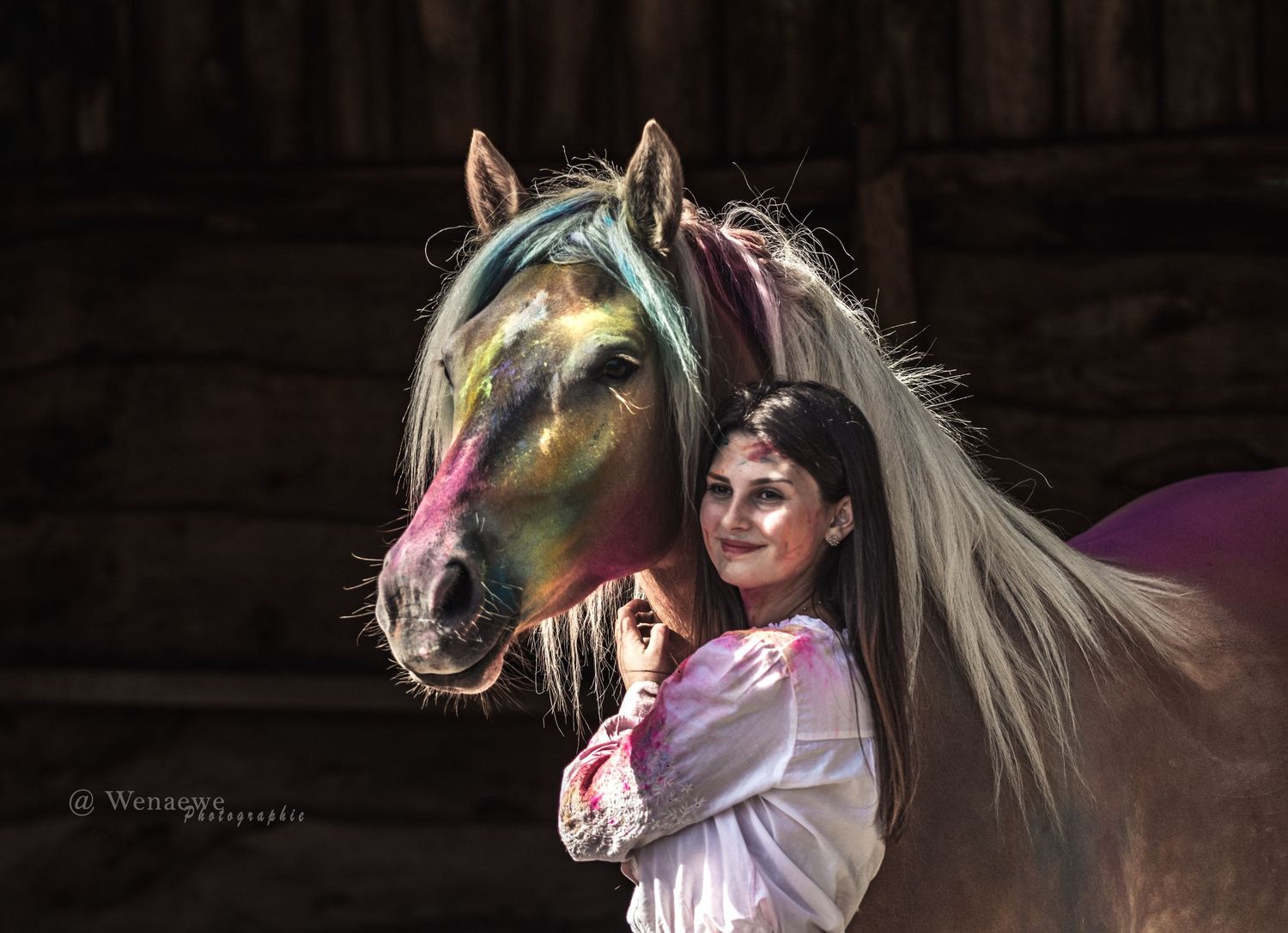 Portrait Wenaewe photographie sarthe Le Mans photographe animalier photo studio fond noir, Femme, cheval multicolore poudre Holi, powder,