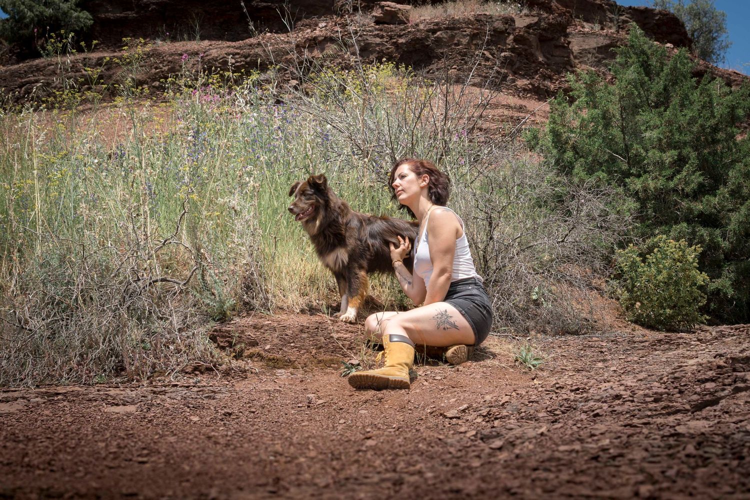 Photo portrait femme et chien photographe animalier Sarthe. Complice en nature rocheuse, ambiance lifestyle et sereine, Wenaewe Photographie