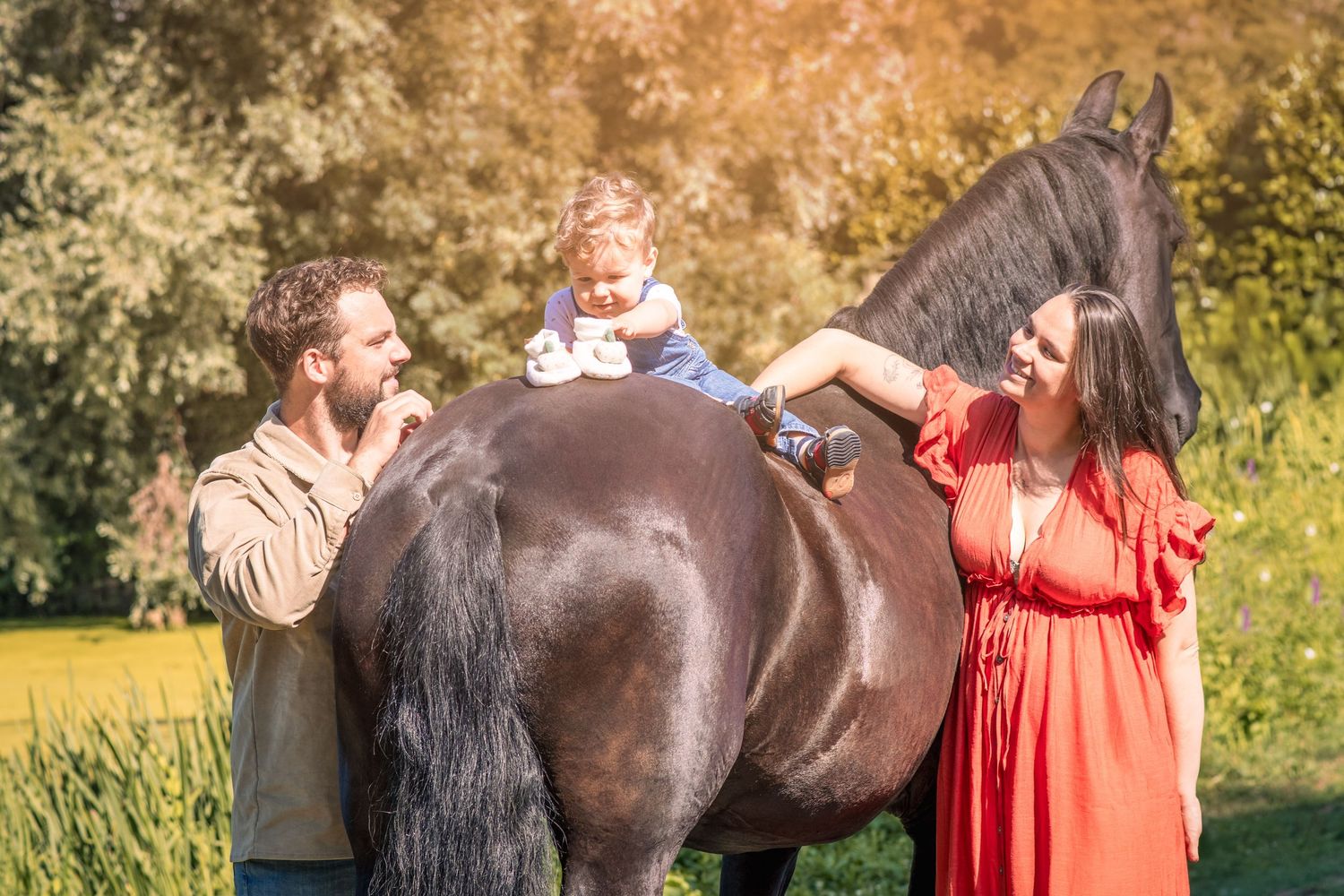 Photo portrait famille cheval. Wenaewe photographie sarthe photographe animalier. Enfant sur l'équidé, annonce grossesse, couple souriant.